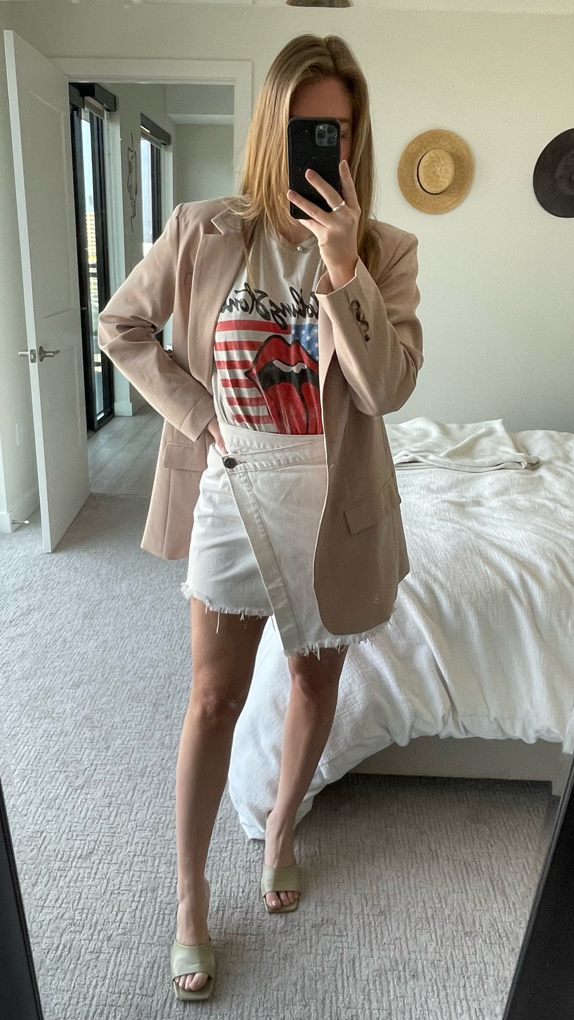 It’s giving transitional workwear outfitting. But when its 45 in the morning and 82 leaving the office you need to be prepared in Texas! 

Wasn’t able to link everything exactly but found great alternatives to achieve the same look. Happy Monday! ✨

#LTKworkwear #LTKstyletip #LTKfit