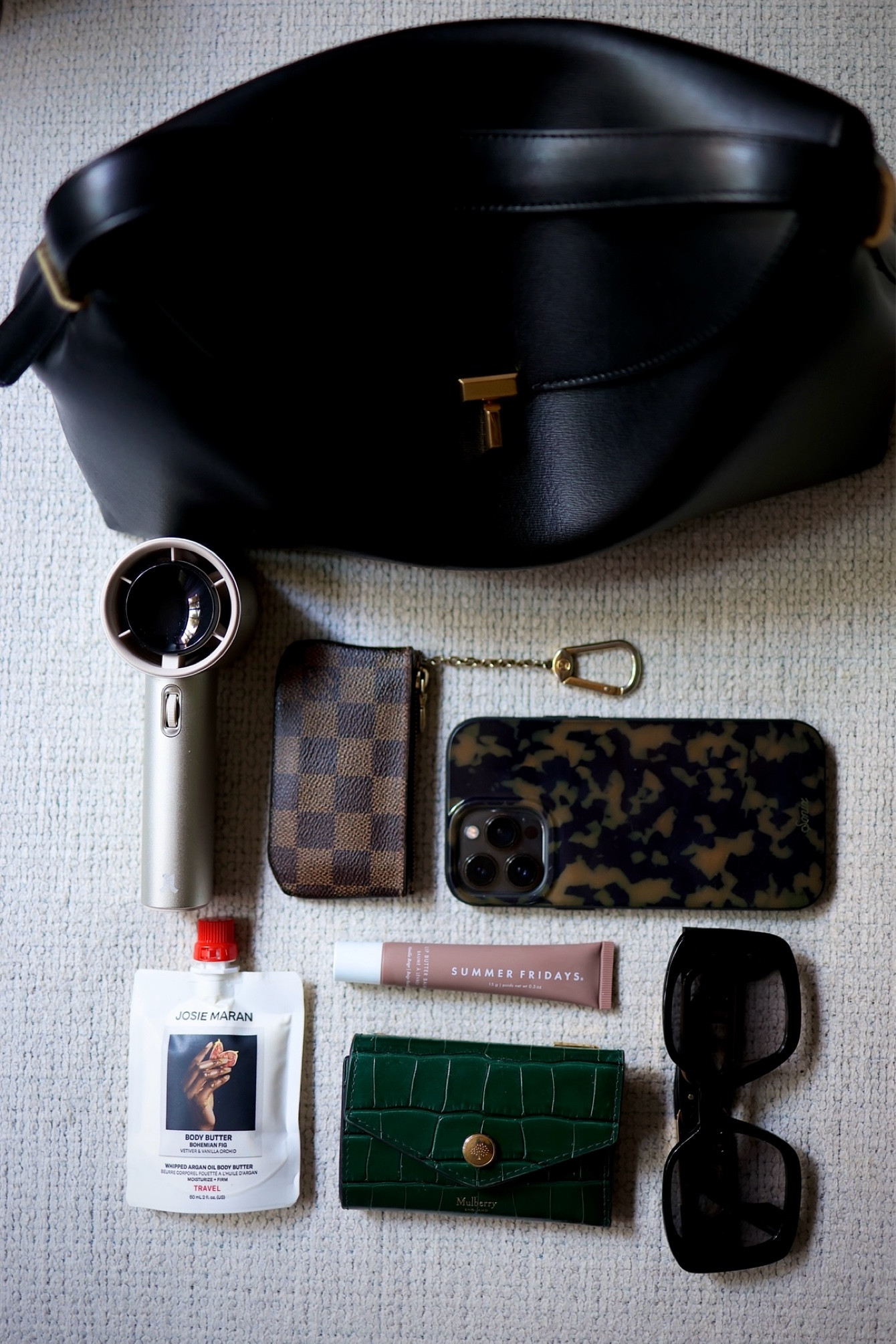 “What’s in my bag: everyday essentials edition ✨ From beauty must-haves to chic accessories, these are the items I can’t leave home without! #WhatsInMyBag #EverydayEssentials #LuxuryOnTheGo”