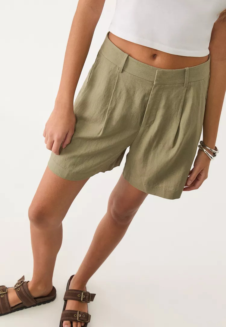 Flowing linen blend shorts | Stradivarius (UK)