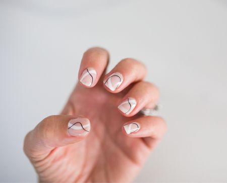 Easy to use stick-on nails that harden like gel

#amazon