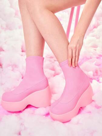 Kawaii Women Solid Round Toe Slip On Boots. Funky Outdoor Fashion Boots | SHEIN
