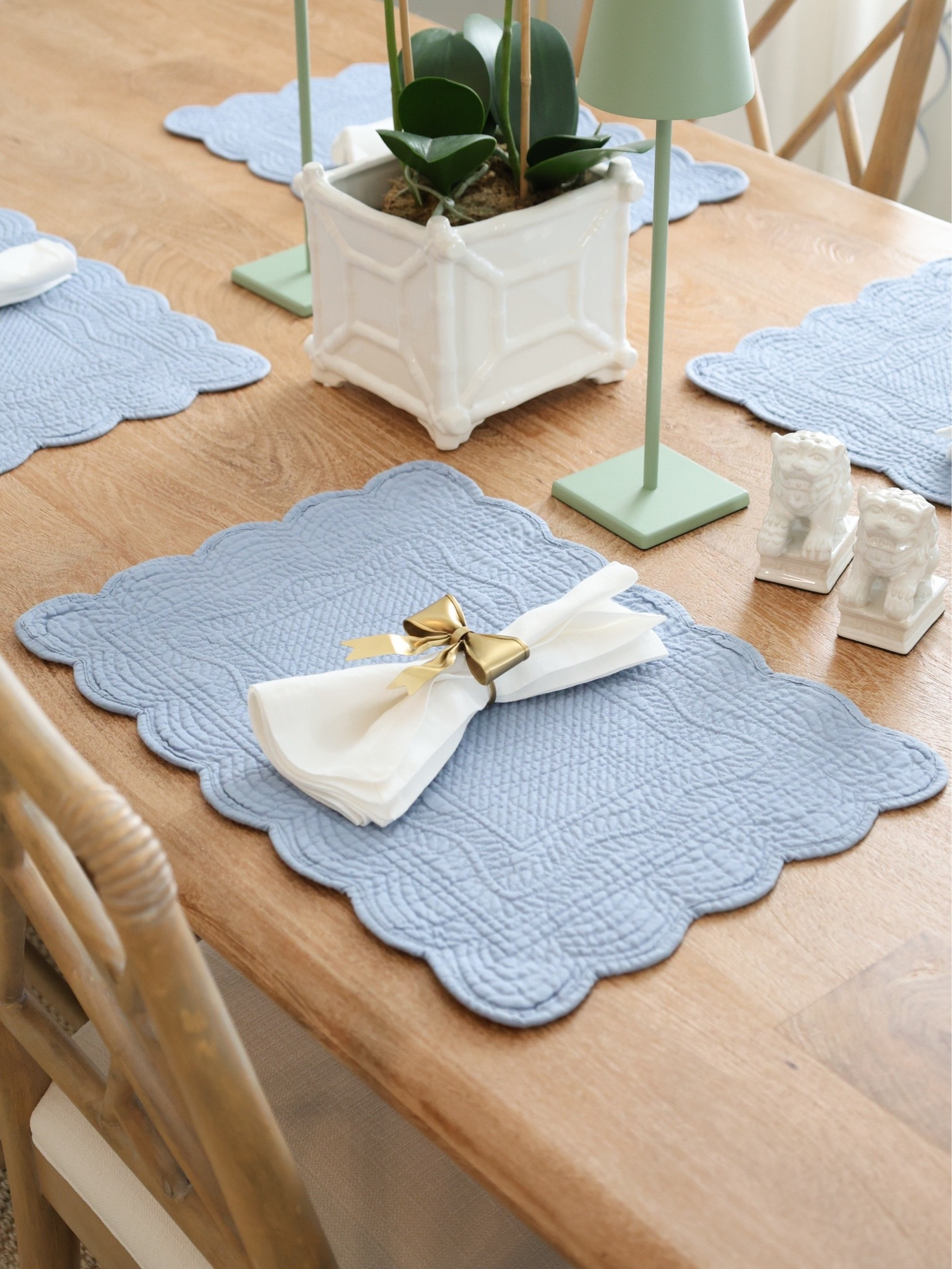 @ballarddesigns has everything you need for a tabletop refresh before the holidays!

#ad #ballarddesignspartner #myballardstyle

Grandmillennial decor, Grandmillennial home, classic style, classic home, blue and white decor, dining room decor, scallop decor, bow napkin holders, Ballard designs decor

#LTKHome
