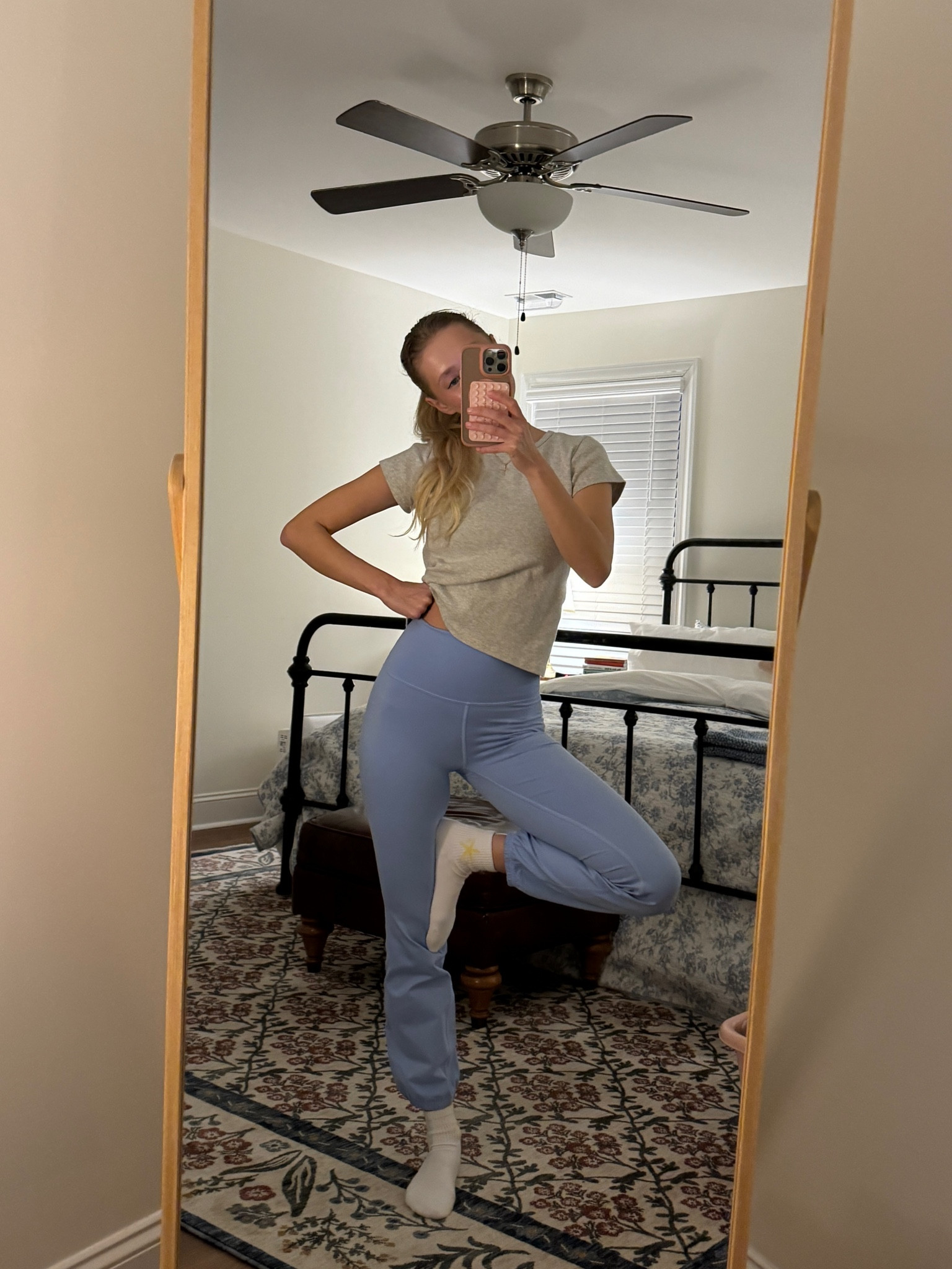 I am obsessed w these cutie pants!!! I love how they’re a legging vibe but then have the fun balloon-y bottom! So perf for Pilates and all the cozy things. I’m wearing a XS short and I’m 5’3🫶🏻