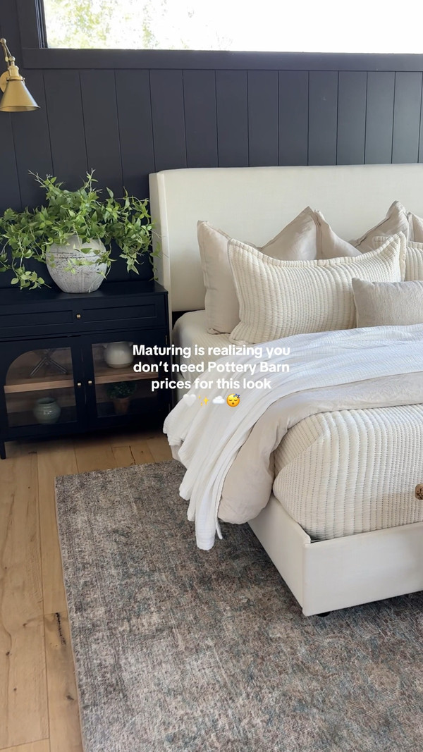 Layered, textured, and timeless—this neutral bedding setup is one of my favorite…