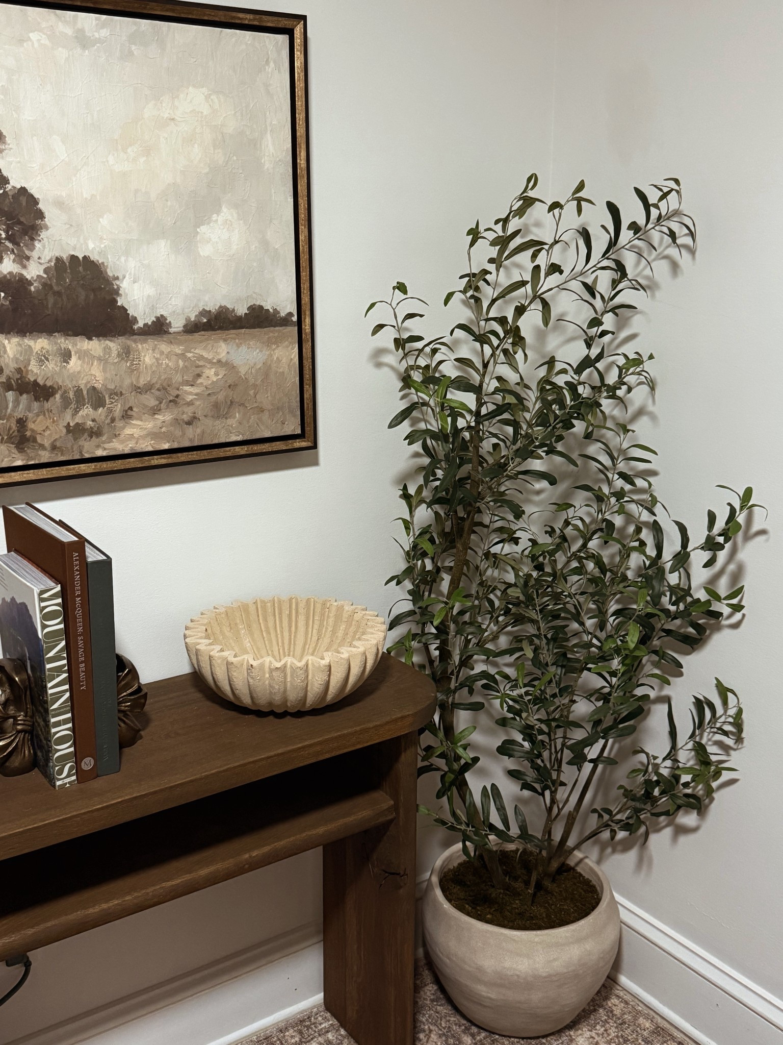 Cozy guest room corner!!!

Table - HomeGoods
Bowl - HomeGoods
Picture - hobby lobby
Books - HomeGoods

Guest room, home decor, target finds, faux plants, faux trees, threshold at target, homegoods finds, homegoods decor.
