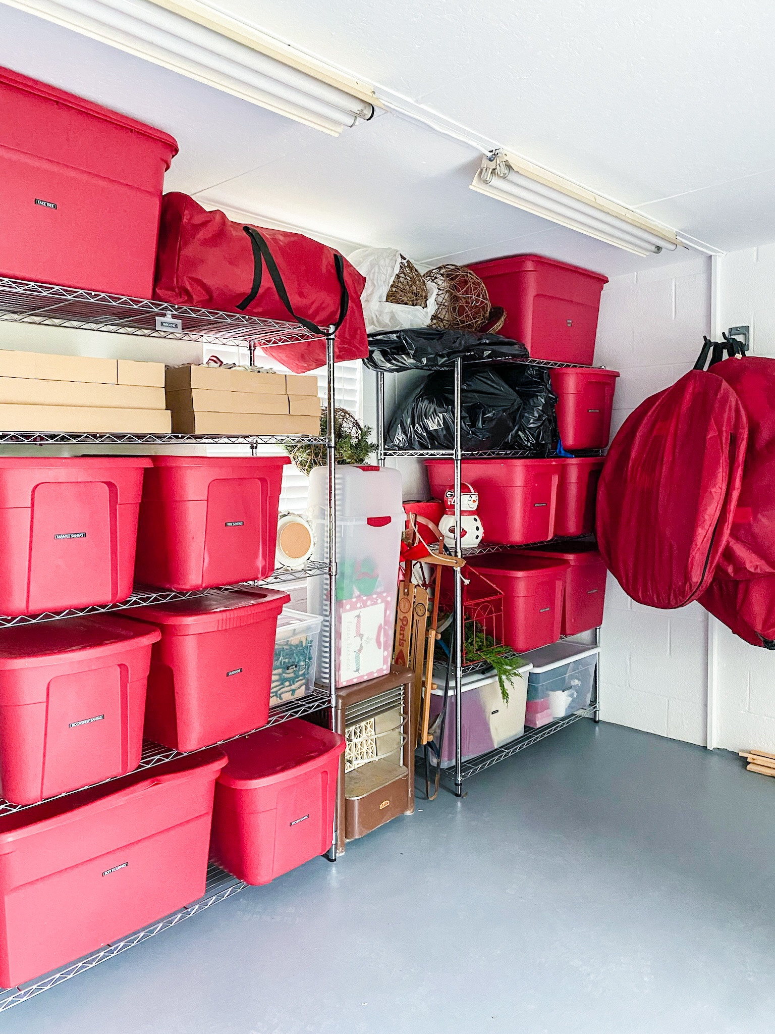 Today we’re sharing all of our favorite products that make putting away your holiday decor a little easier! 🎄 

Be sure to check out our stories for all the links! 🔗