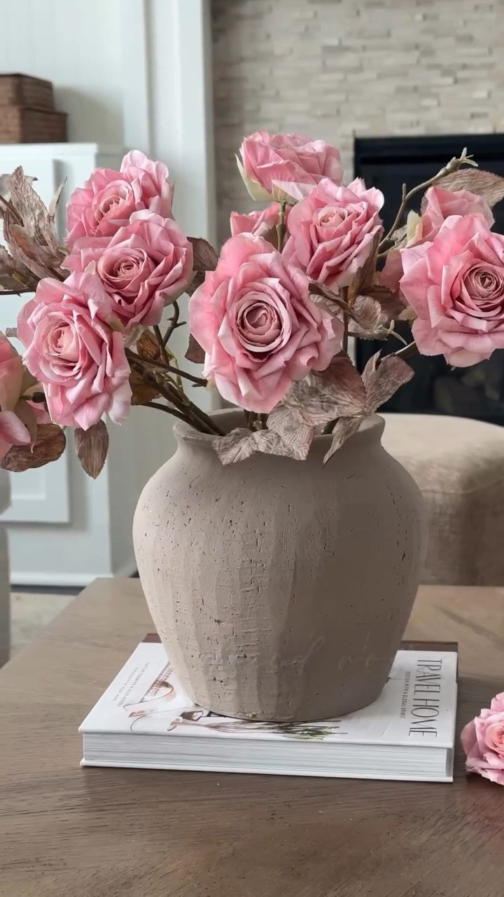 🌸🌿Flowers season is almost there and it's my favorite season full of sweet colors and gorgeous flowers everywhere. Here, my favorite and realistic faux flowers I've collected from different places. 🌸🦢
.
.
.
.
.
#homedecor #springhomedecor #interiordesign #homestylist #homestyling