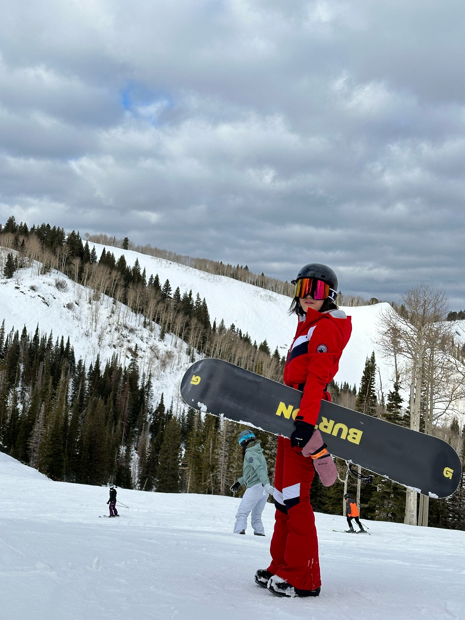 Snowboard outfit, ski suit

Wearing the ski suit in a size medium