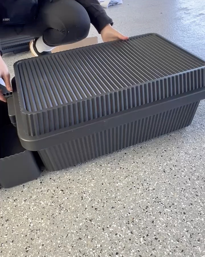 These storage bins are incredible!!! They look sleek and have so many customizable options 😍
Who would’ve thought you could call garage organization STUNNING!! 

#organizedgarage #garage #thecontainerstore