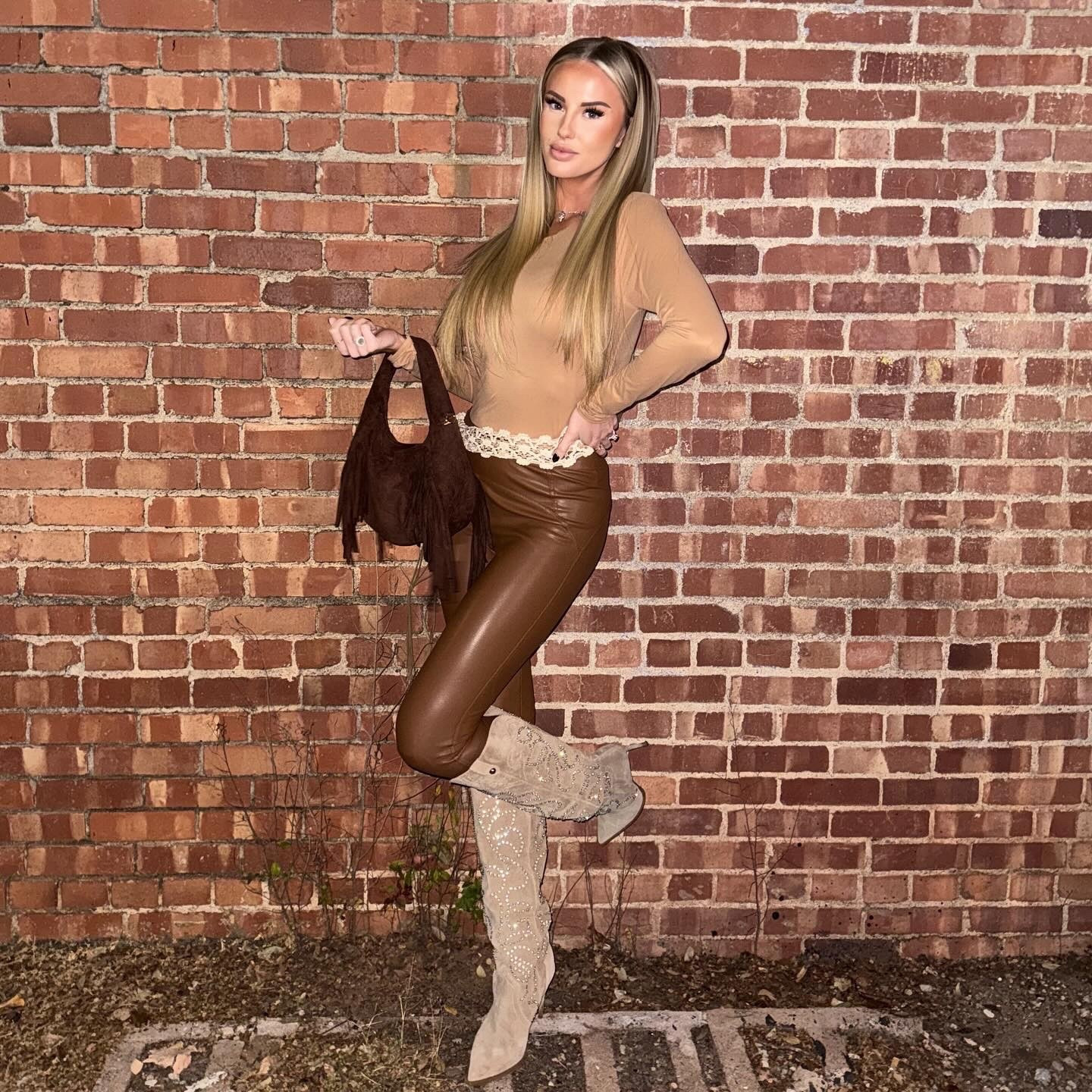 I was going for matching the brick wall😉
Link in BIO for the outfit details 💁🏼‍♀️
•
•
•
#ootd #ltk #ltkstyletip #ltkcreator #nightout #fashion #okc #okcinfluencer #influencer