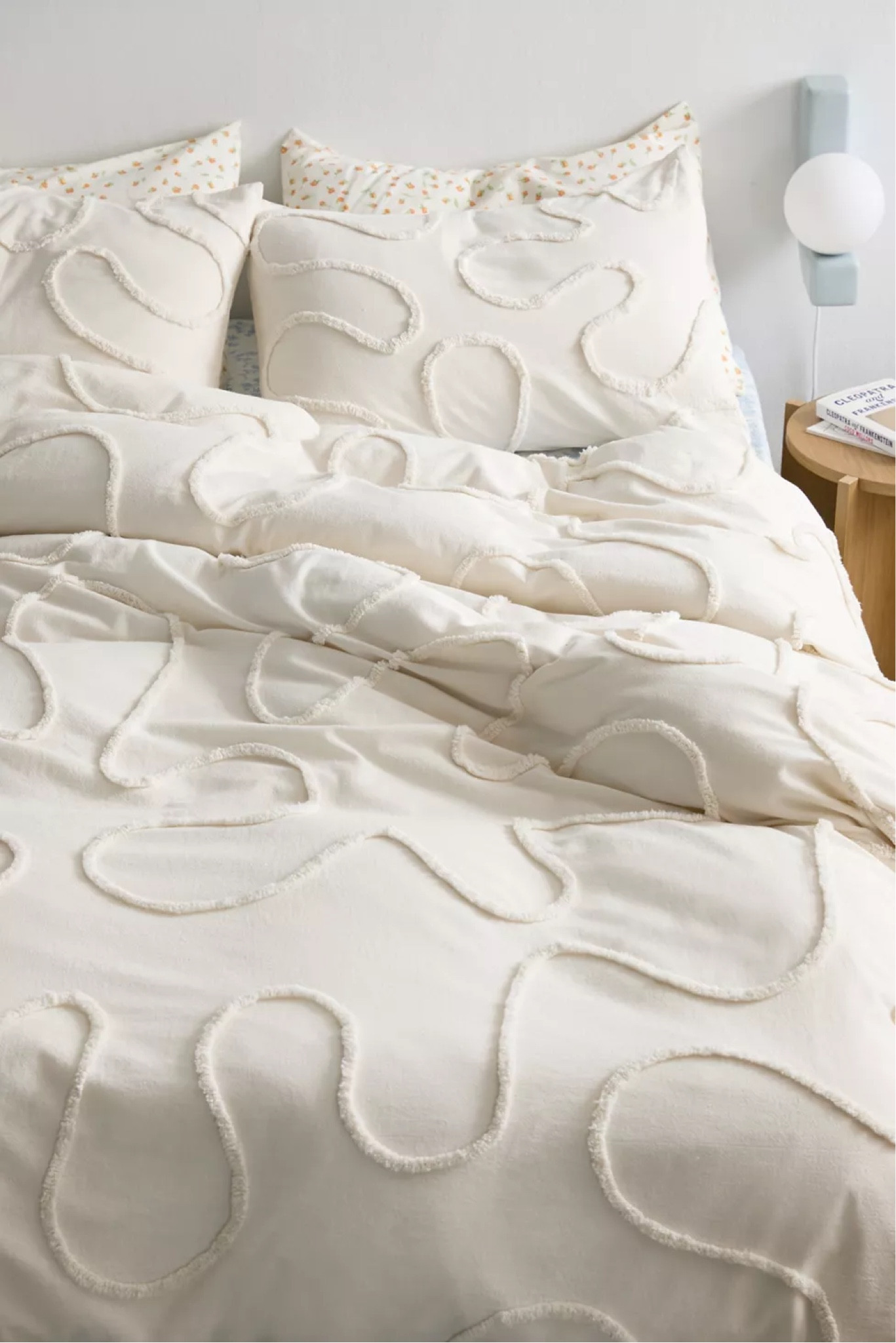 Neutral bedroom vibes with this Duvet cover and pillow shams from Urban Outfitters 🤍 I’ve love the simple yet unique design. 


Bedroom design 
Bedroom finds 
Bedroom ideas 
Bedroom furniture 
Table lamp 
Urban outfitters home 
Side table 
End table 

#LTKHome #LTKStyleTip #LTKFindsUnder100