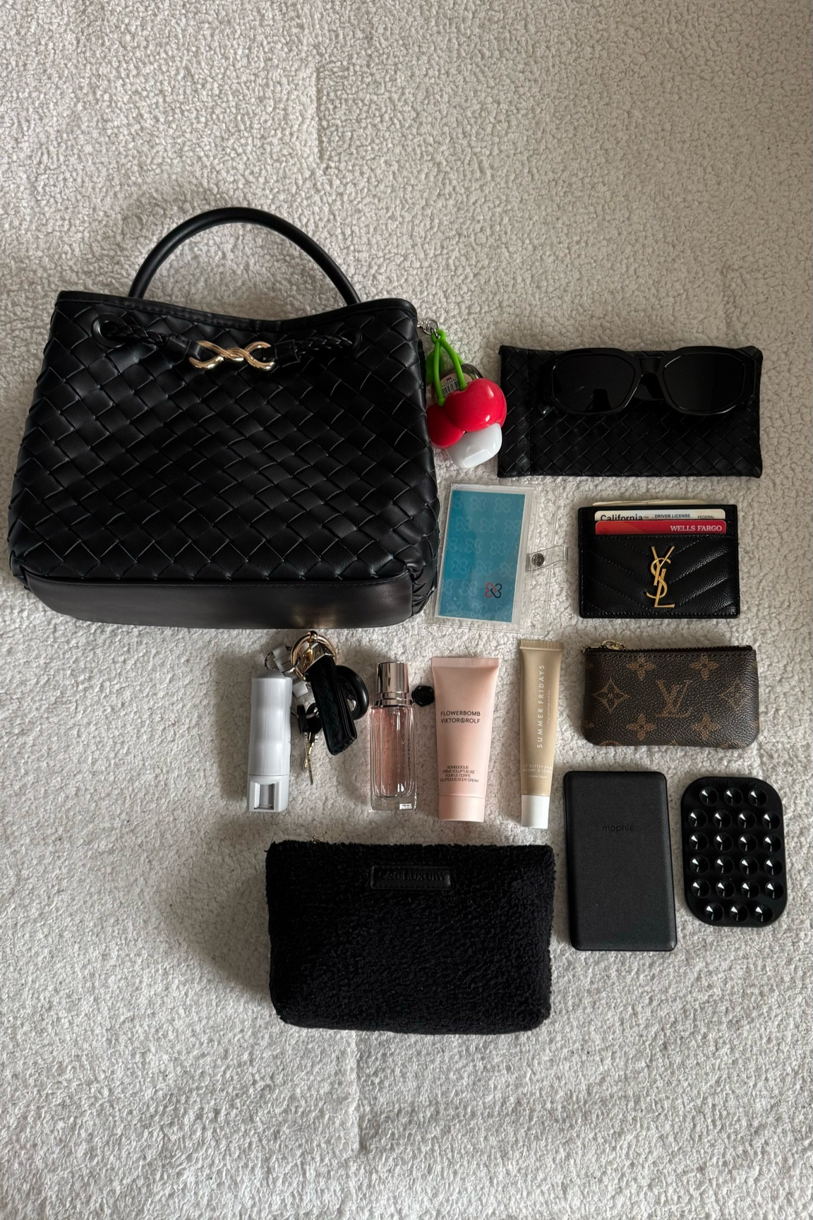 What’s in my bag 

#LTKItBag #LTKGiftGuide #LTKHoliday