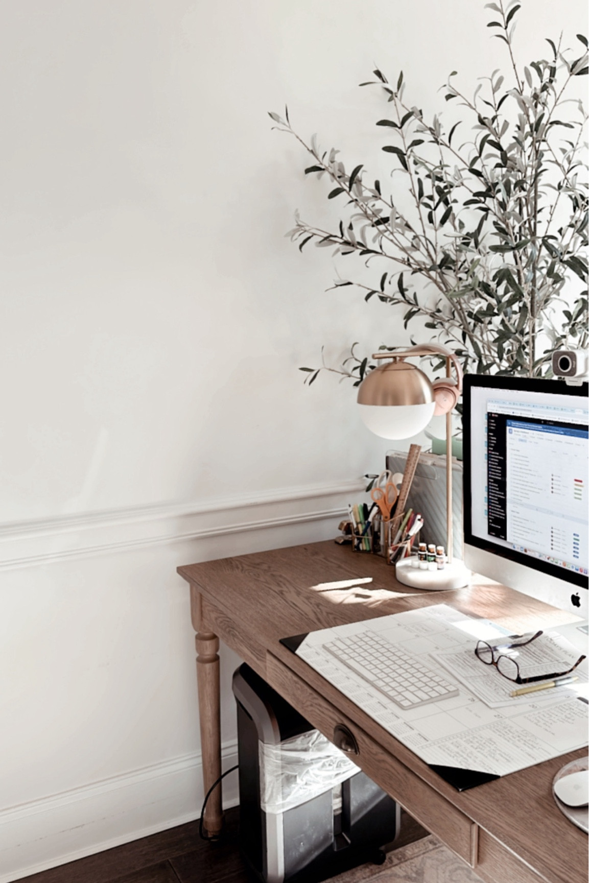 Home office decor linked ✨

There’s something about a pretty and clean space that makes my productivity go up. 
