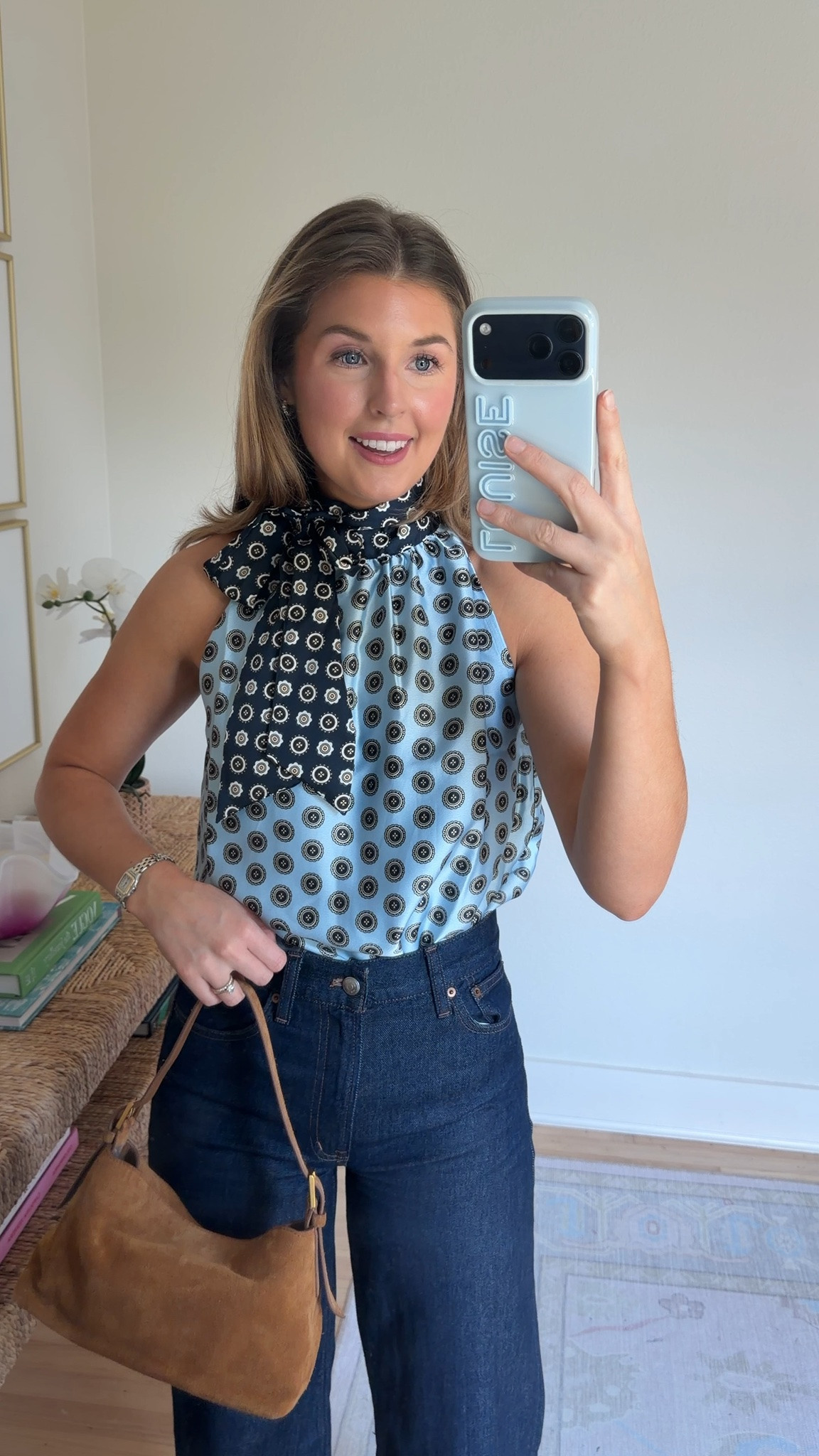 Cute look for date night! Wearing a S in top and 26 in jeans