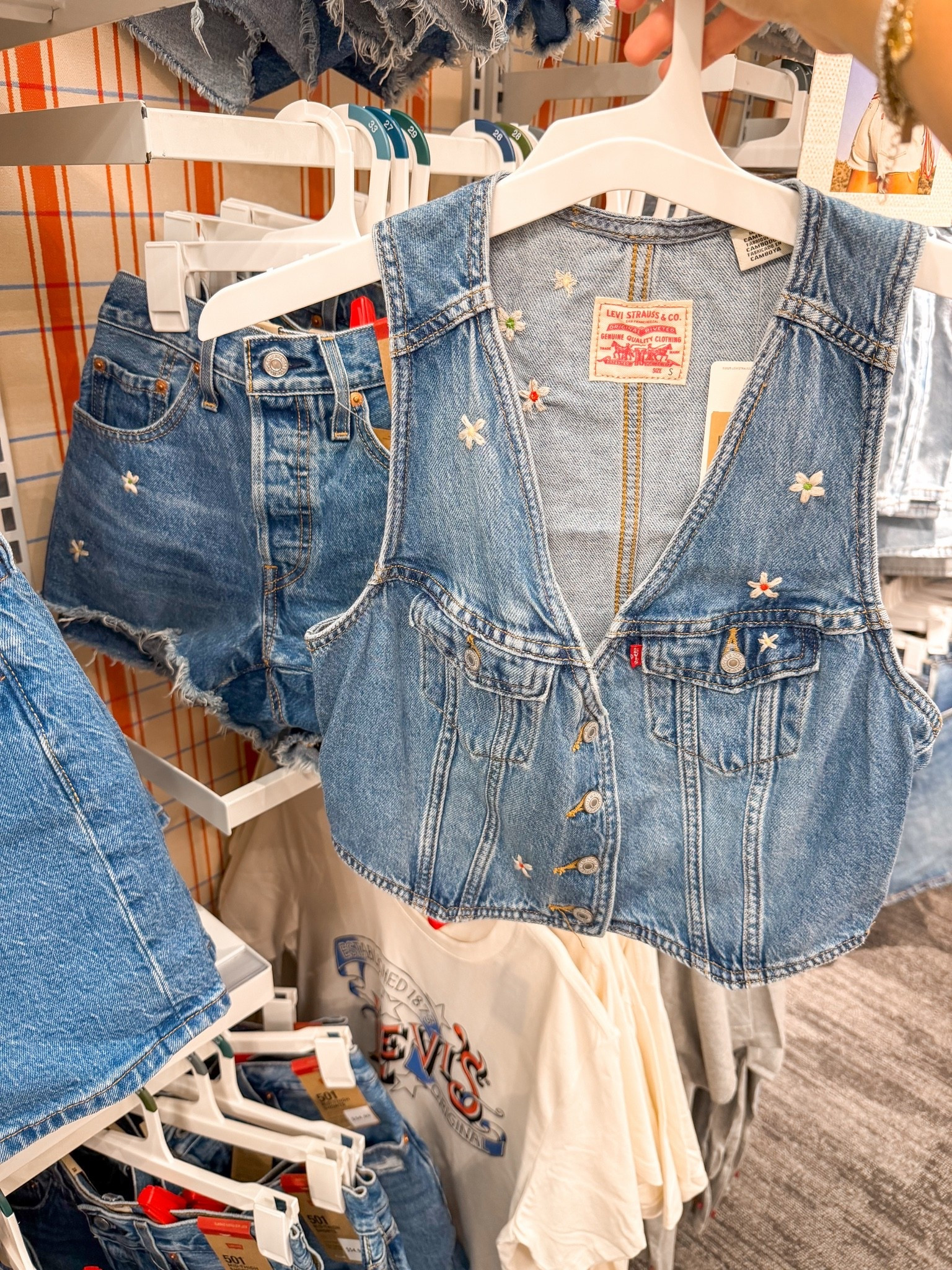 Levi Denim set✨
Summer outfit
Country concert
Vacation
Date night