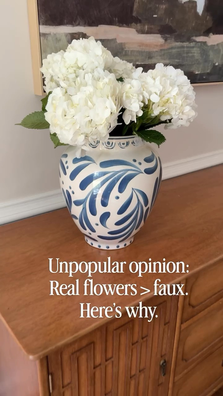 Fresh flowers are one of those little things that make a home feel… alive. 🌿

I know faux flowers have come a long way (and I could definitely use them in a few places!), but if I had to choose just one, I’d pick real every time.

For me it’s not about perfection—it’s the changing seasons, the fragrance, and the simple ritual of bringing something beautiful into my home. Even a $5 grocery store bouquet or a few stems from the yard can make a room feel special.

What’s your vote… 🌸 Real or faux?

#classicstyle #grandmillennial #southernhome #freshflowerbouquet