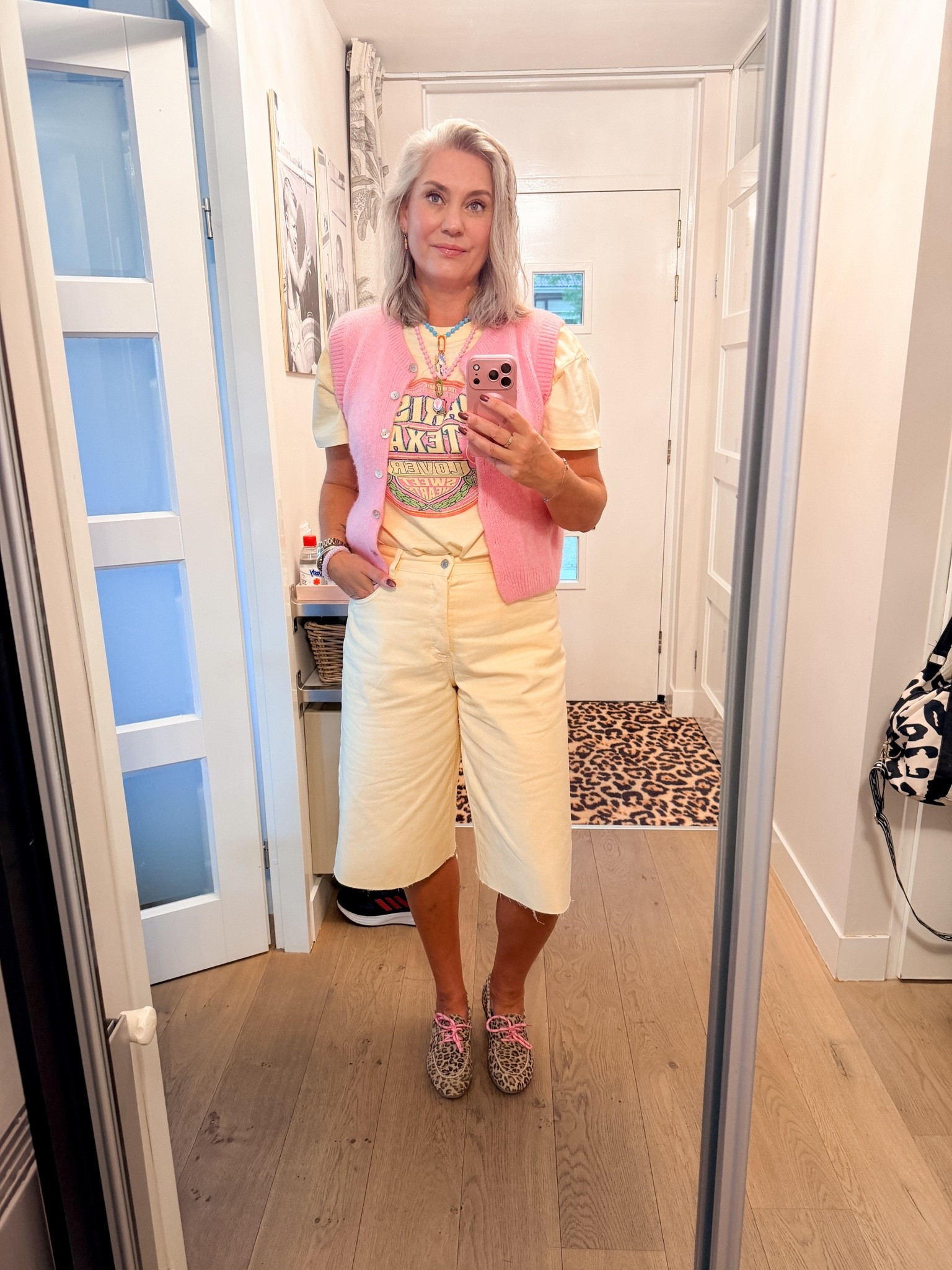 OOTD - Woensdag. Botergeel t-shirt met print (Most Wanted maat M), roze vestje zonder mouwen (Coral, one size), botergele jort Bermuda (maat 42 tall), leopard print moccasins waarvan ik de veters gewisseld heb.

#LTKnederlands #LTKeurope #LTKmidsize