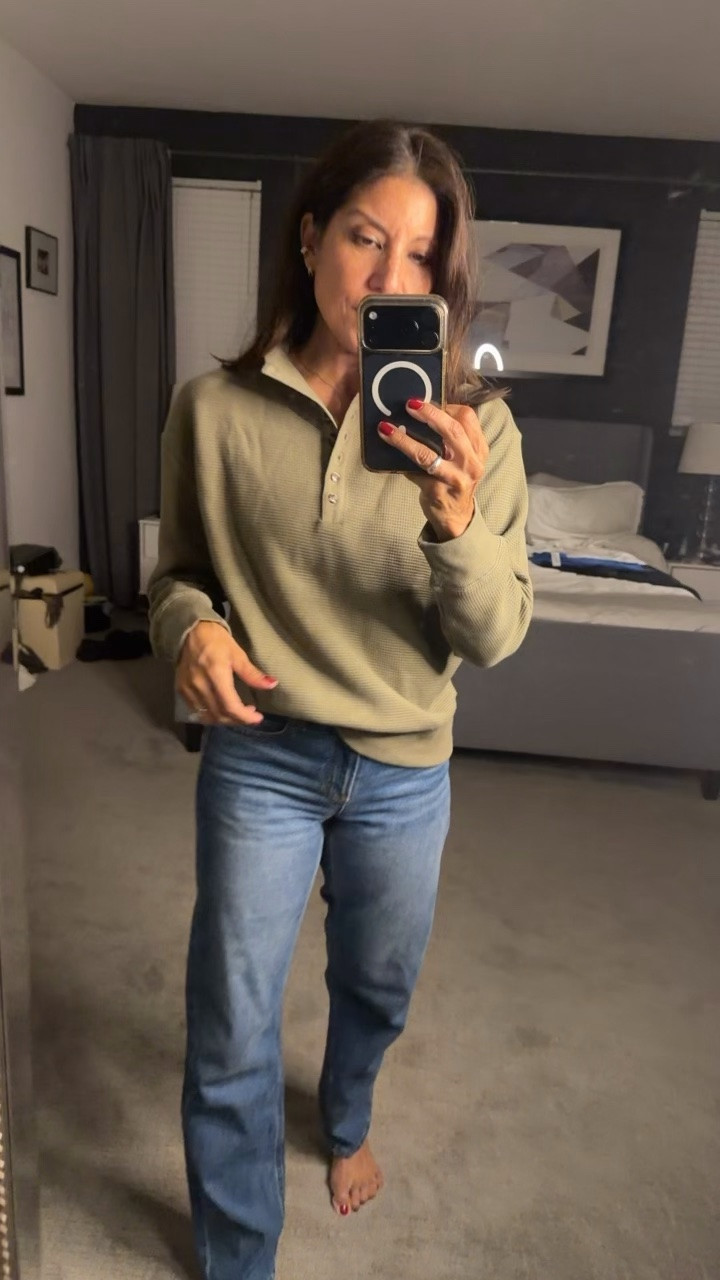 Cute casual waffle knit pullover 
Wearing a small 
At Walmart