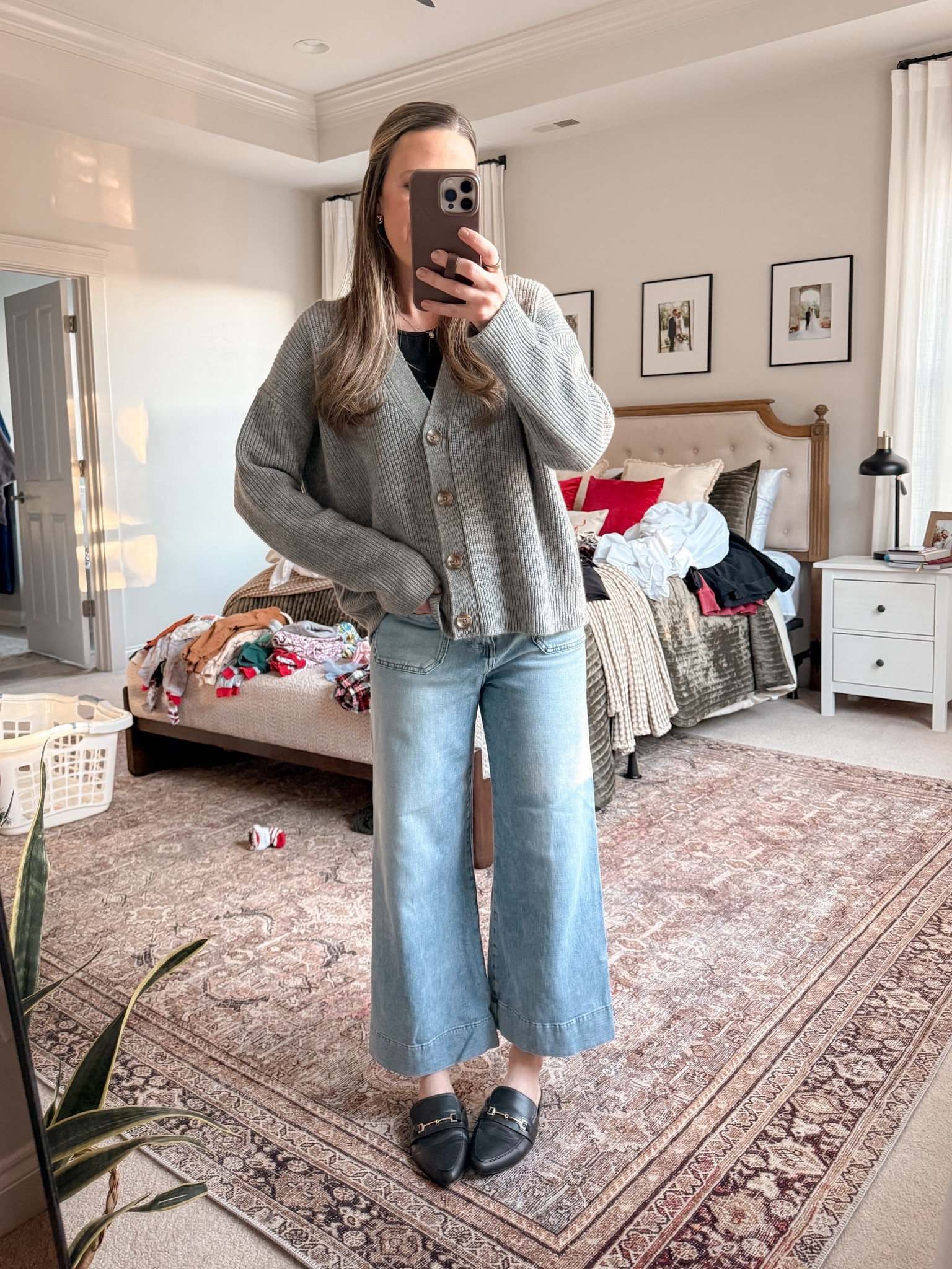 Simple, classic, and cozy 🤍
Wearing the Quince Mongolian Cashmere Crop Boyfriend Cardigan (S) — one of my most-worn sweaters for layering and everyday mom life.
Paired with my Kohl’s jeans — the best affordable dupe for the Anthropologie Colette crops (TTS).

Use my Quince code INFG-25SIMPLYCHICMAMA10 for 10% off your first order 🫶🏼

#LTKStyle #LTKUnder100 #CapsuleWardrobe #QuincePartner #ClassicStyle #MomOutfit #AnthropologieDupe #LinenAndLightCo

#LTKSeasonal