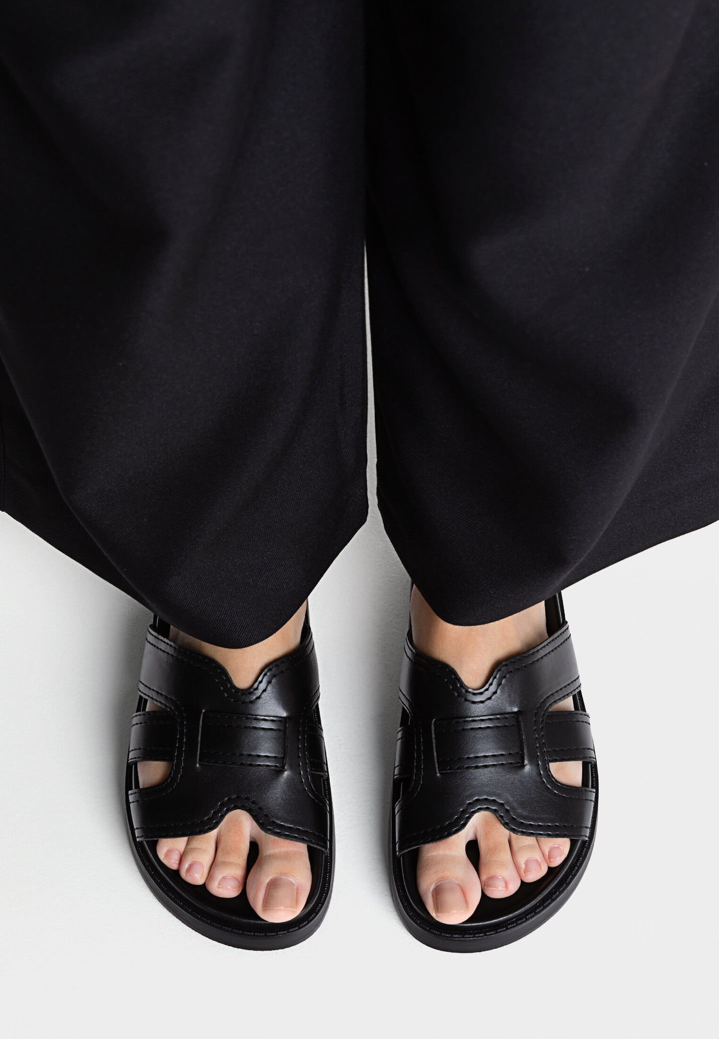 Flache Casual-Sandalen | Stradivarius DE