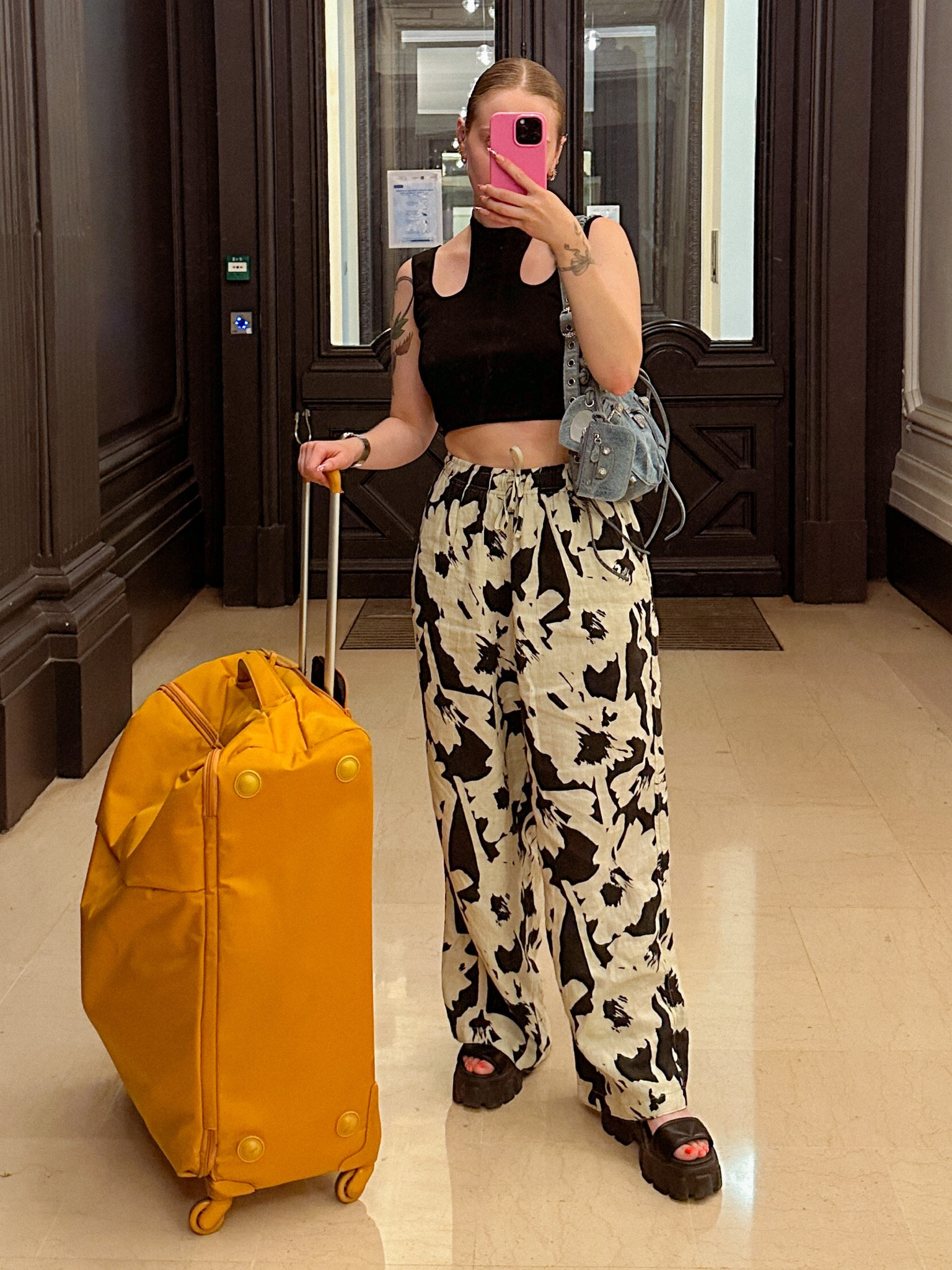 Outfit ootd tenue summer été estivale balenciaga valise voyage aéroport marioncameleon jean denim Marion Cameleon #marioncameleon

#LTKtravel #LTKstyletip #LTKSeasonal
