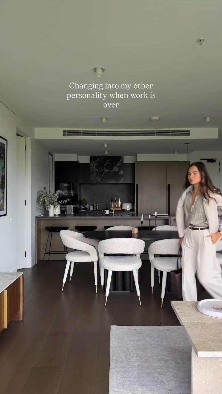 Same outfit, different font. Who said capsule wardrobes were boring?!! Linked my shirt 💓 

Comment WARDROBE below to receive a DM with the link to this post on my LTK ⬇ https://liketk.it/5X7xM