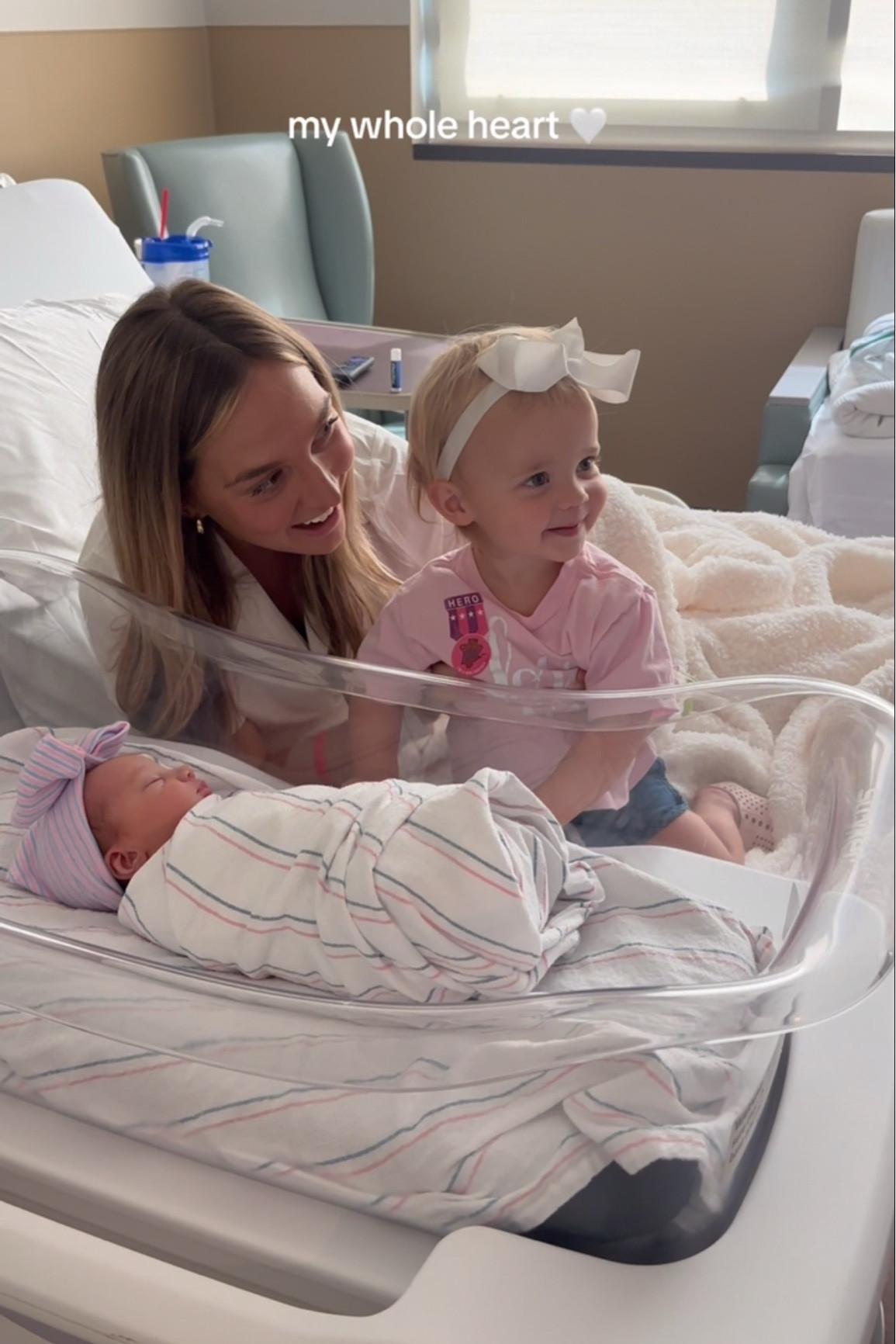 A moment I never want to forget 🤍🎀
.
.
.
.
.

#newbornbaby #2under2 #sistersmeeting #sisters #momsofinstagram #mom #girlmom