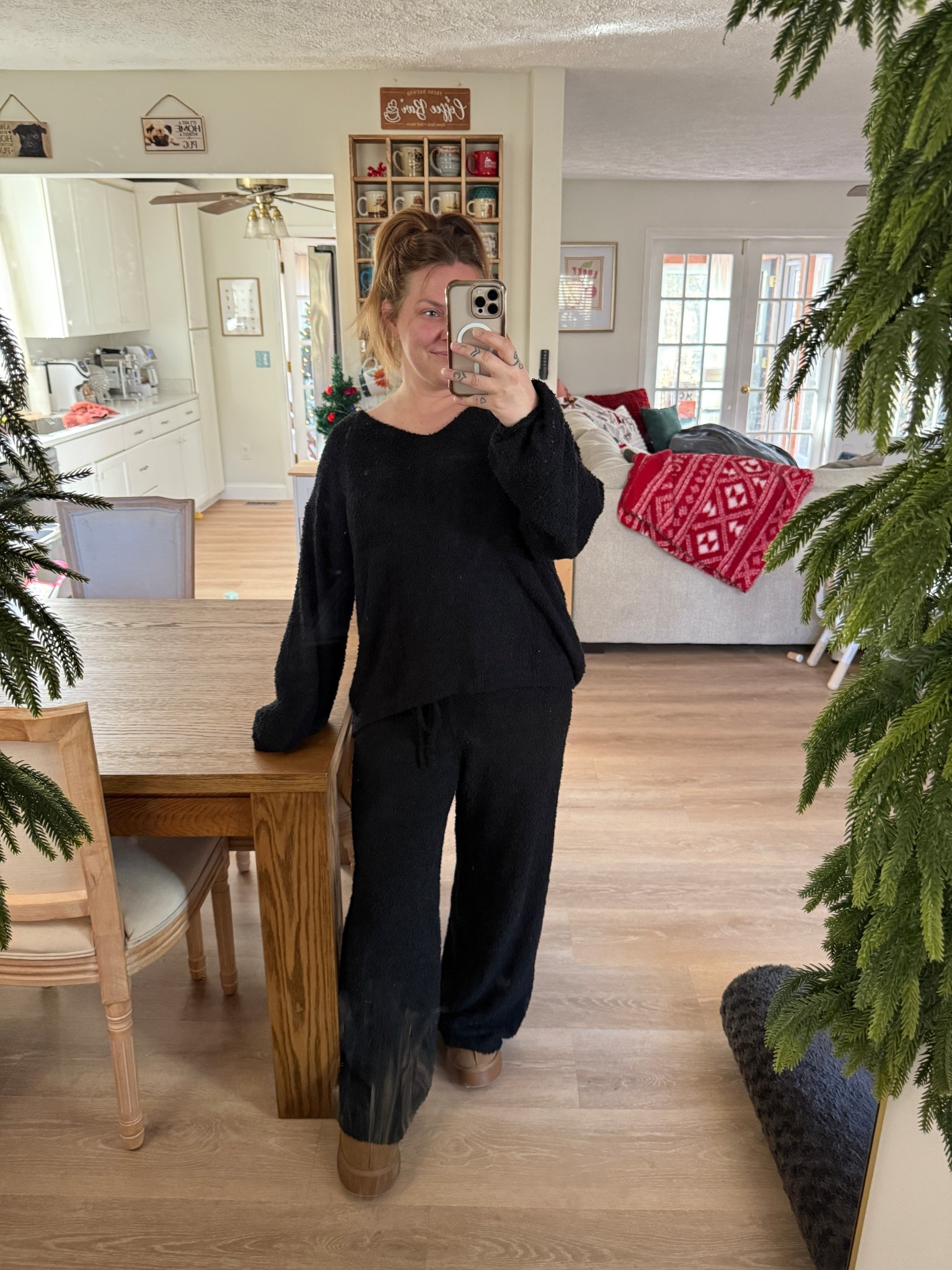 This fuzzy fleece lounge set is sure to keep you warm all winter long, it’s so soft and comfortable. 

#LTKFindsUnder100 #LTKSeasonal #LTKOver40