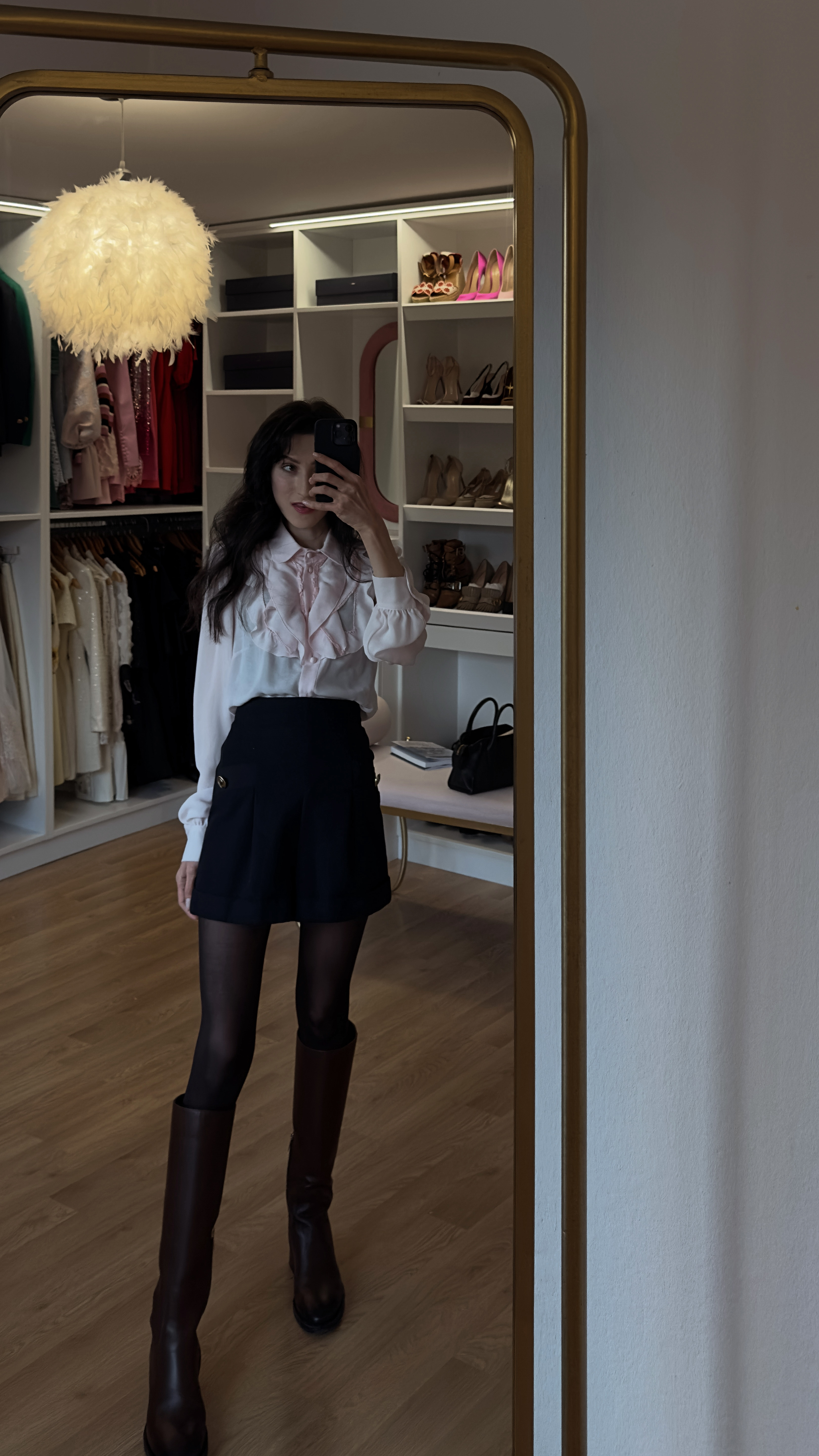 looks femininos, feminino elegante, look basico, estilo elegante, looks basicos, looks femininos estilosos, spring, spring inspo, spring fashion, classy style, elegant style, old money style, spring outfits, european outfits, europe spring outfits, pink blouse, navy shorts, brown tights, brown riding boots 

 #LTKdayinmylife #LTKootd #LTKvlog