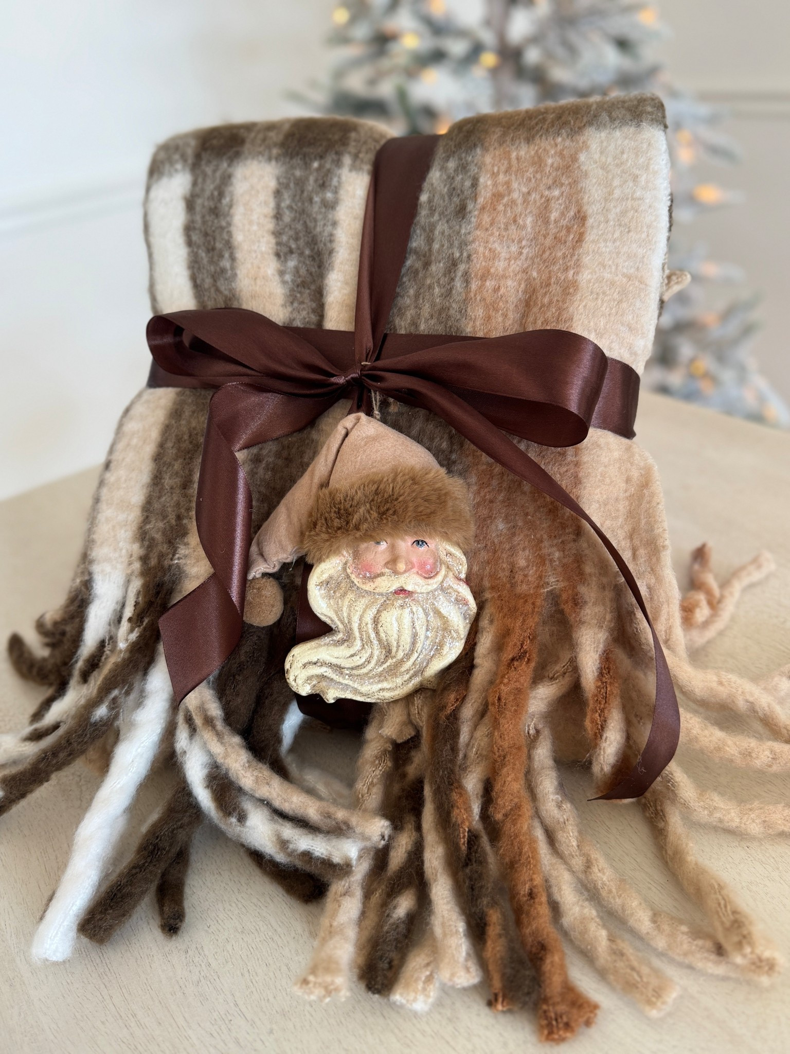 Easy last-minute gift idea 🎁
A cozy throw tied with a ribbon + a little ornament = done ✔️
🤎

#lastminutegifts #easygiftidea #cozygifts #holidaygifting #christmasgiftideas #giftinspo #hostessgift #neighborgift #amazonfinds