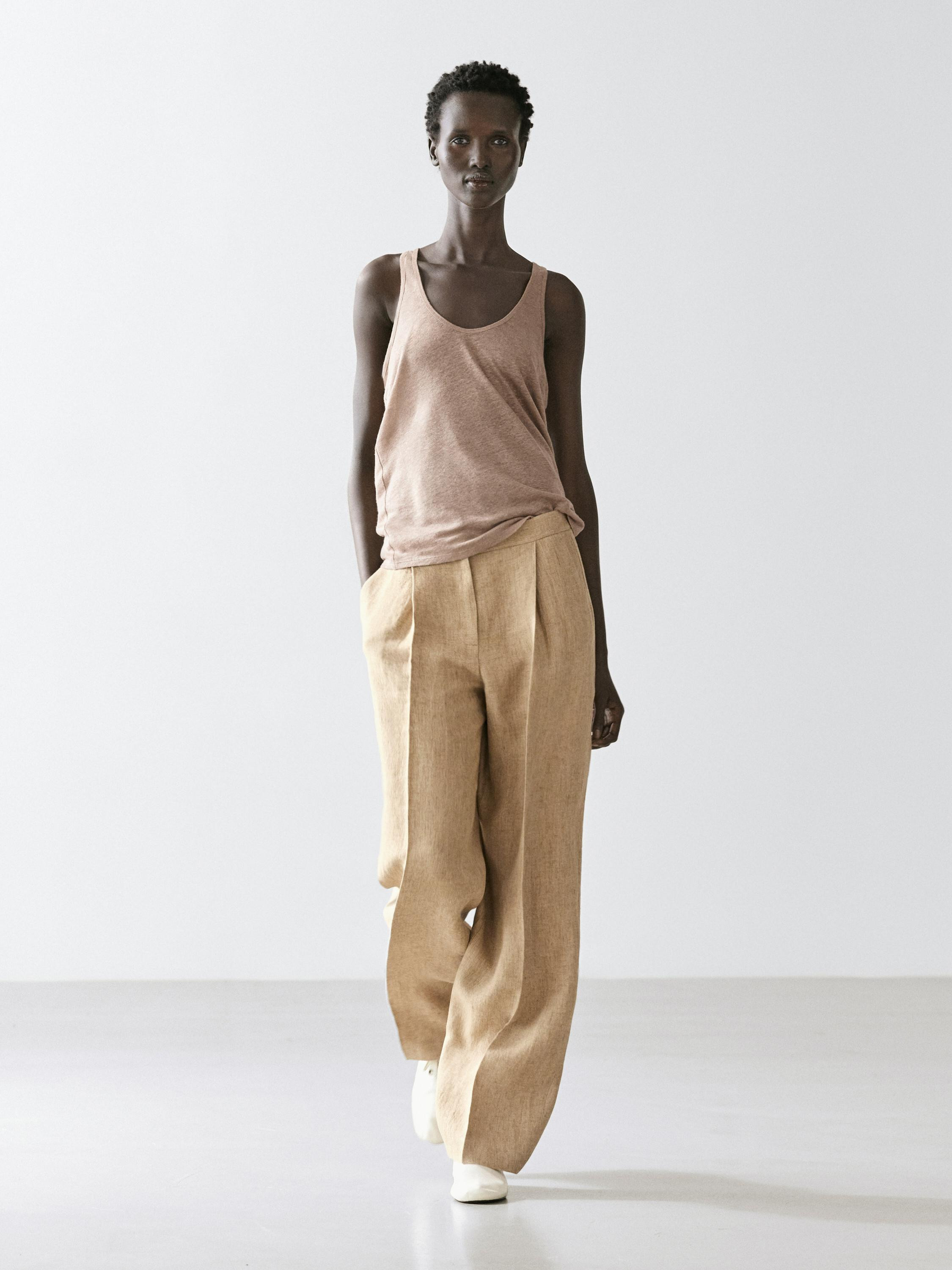 Flowing linen trousers with darts | Massimo Dutti US