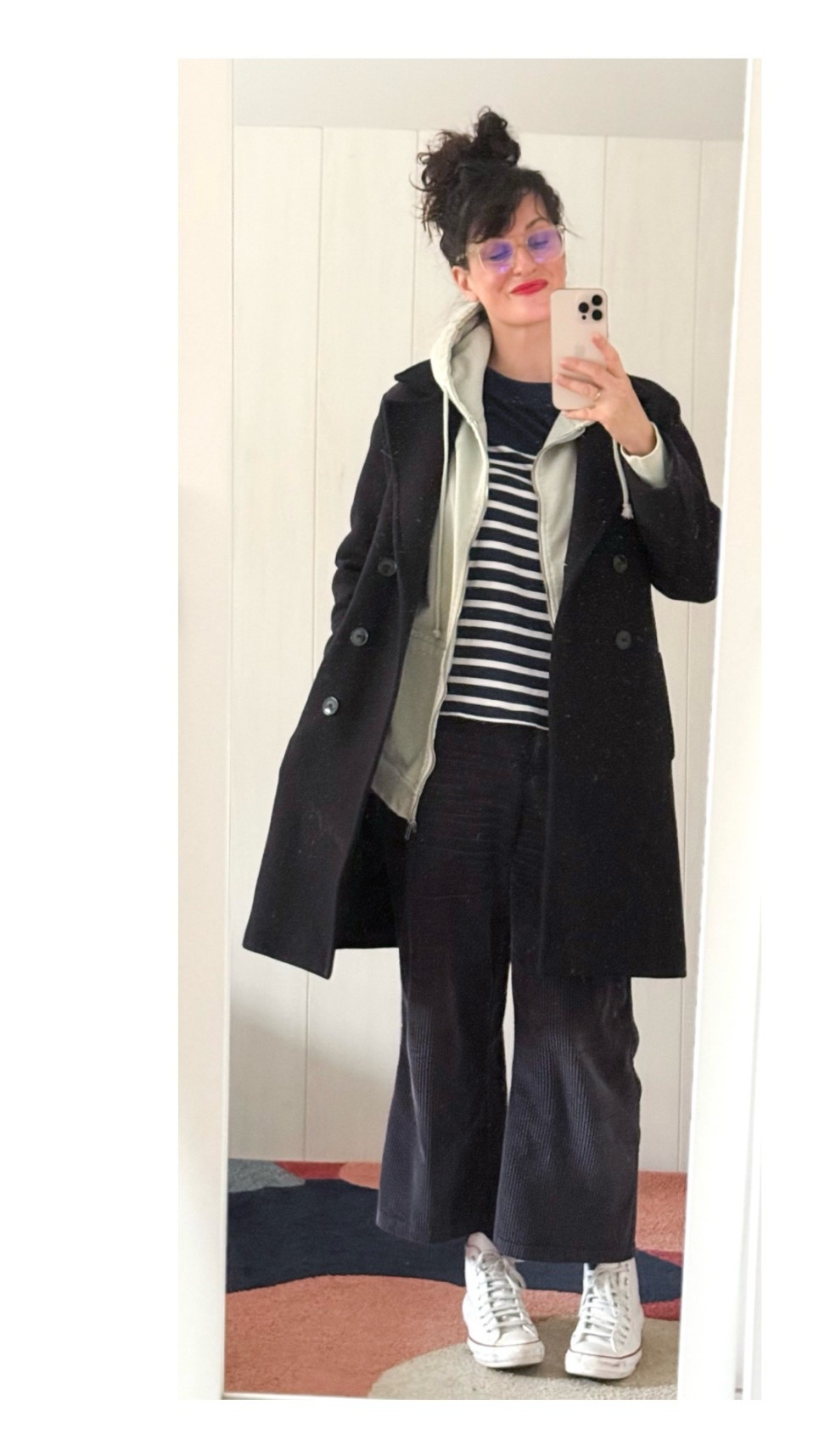 . Caban bleu marine #pablo (similaire en lien)
. Hoodie vert pâle #pullandbear 
. Marinière #monoprix (en lien)
. Pantalon en velours côtelé #monoprix (en lien) 
. #Converse en cuir blanc (en lien)
. Lunettes à monture transparente #calvinklein 
. Rouge à lèvres "allure velvet" #chanel (en lien)