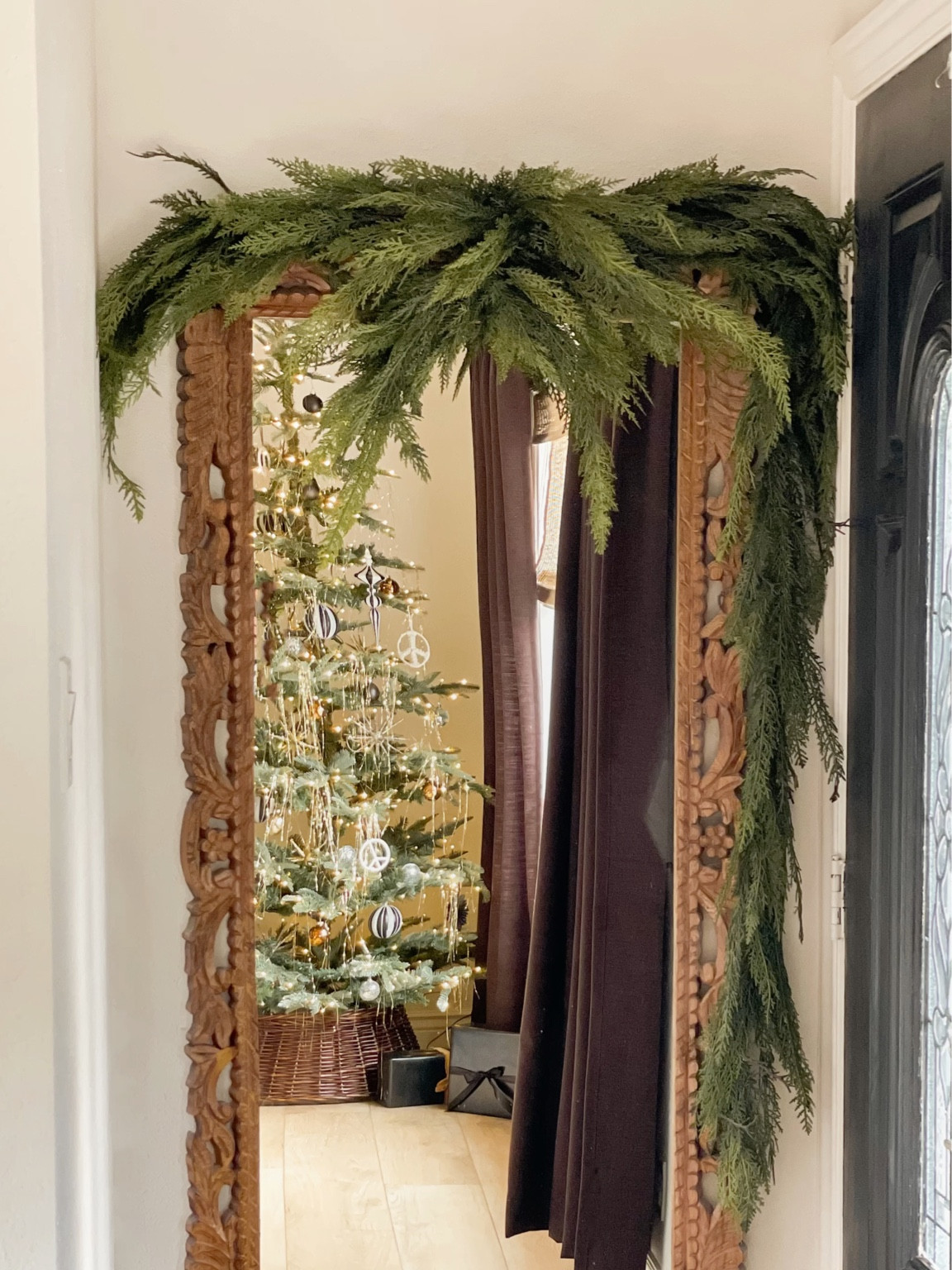 No mess garland hangers! #garland #firgarland #garlandswag #holidaygarland #holidayhack #holidayhacks #garlandhanging #potterybarn 

#LTKSeasonal #LTKhome #LTKHoliday