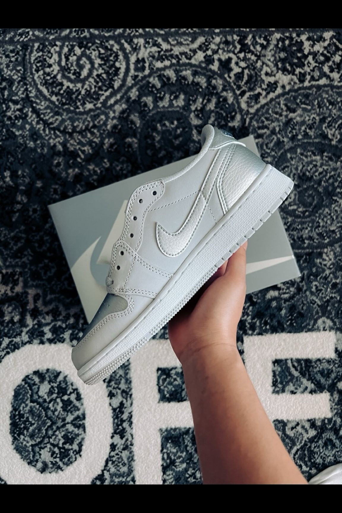 Unboxing the Jordan 1 Low OG Silver. So happy and excited when I got these shoes. Now I can set it up next to my Jordan 1 High JP OG Silver. 👟
—————————————->
#jordan1 #nike #streetstyle #streetwear #streetphotography #outfit #unboxing #lifestyle #hypebeast