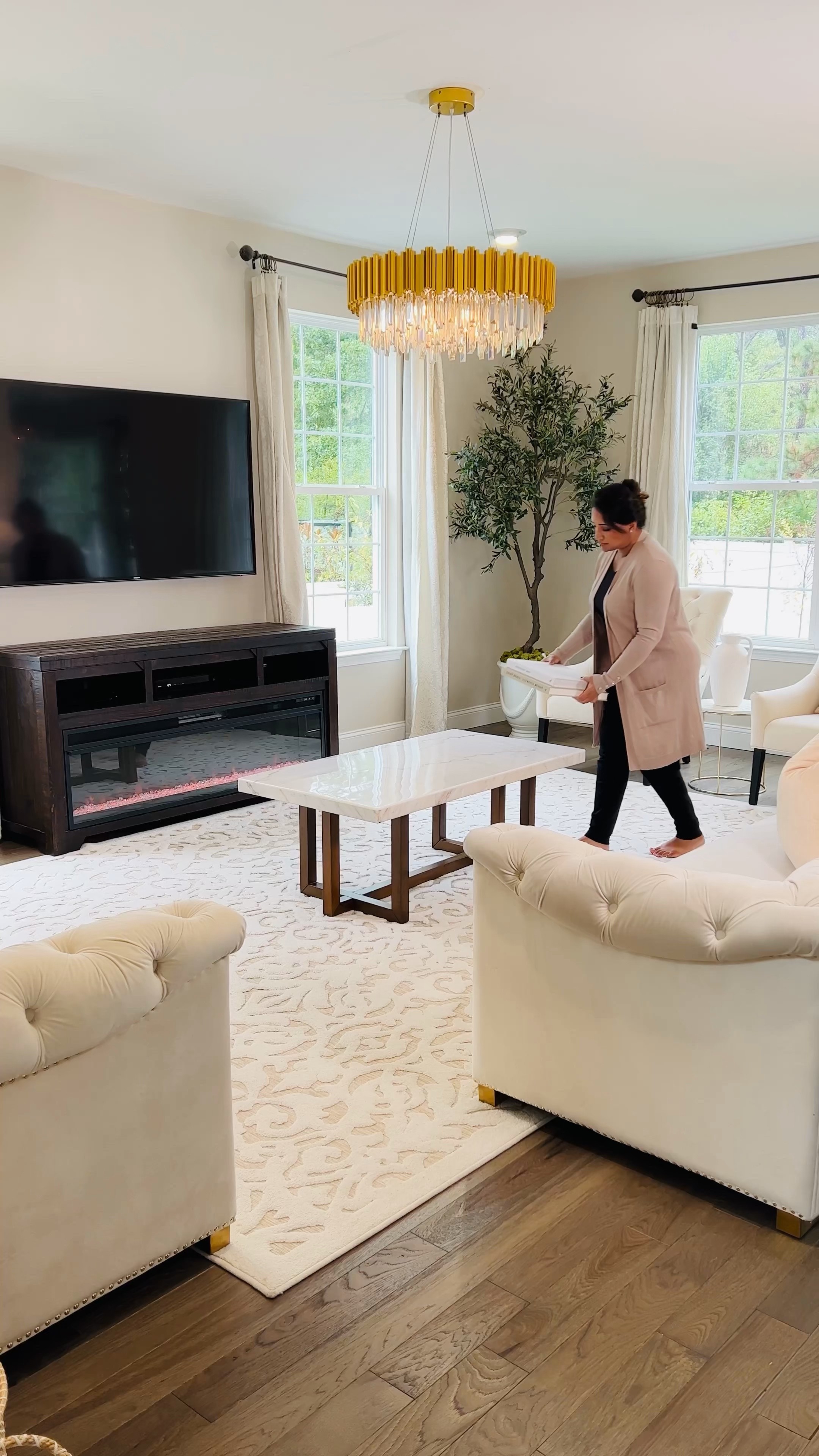 Let’s refresh your home for fall!

Fall stems 
Fall decor
Coffee table decor 
Tufted sofas 
7 ft olive tree
Rugs
Fall decor 
Coffee table books 
Brass chandelier  


#LTKHoliday #LTKSeasonal #LTKhome