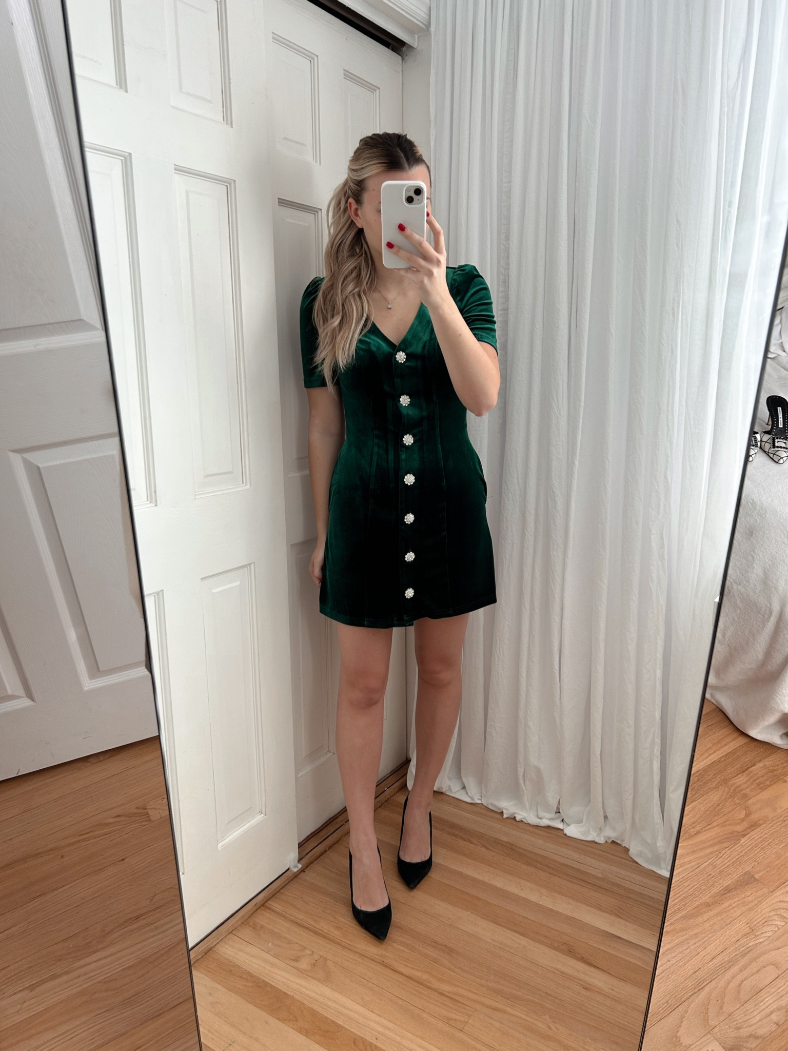 Green velvet Christmas dress, green dress, Christmas outfit, holiday dress

#LTKparties #LTKHoliday #LTKGiftGuide