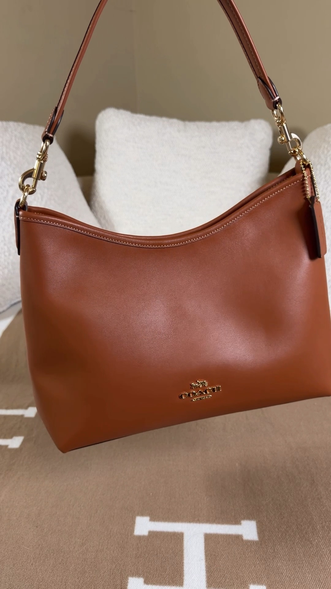 If you’re looking for the perfect everyday bag (perfect size & shape, year round color, and detachable shoulder and crossbody straps) look no further than the Coach Outlet Laurel! 

I love that she sleek and chic but still has the slightest slouch. You can dress her up as a house bag or wear her more casually as a crossbody. 

The color is also a dream that works well year round 😍 #coachoutlet #coachbags
