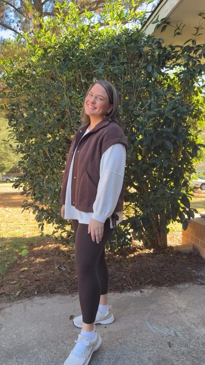 Such a comfy and cute outfit for running errands! LOVE this fleece vest so much 😍 #ootd
