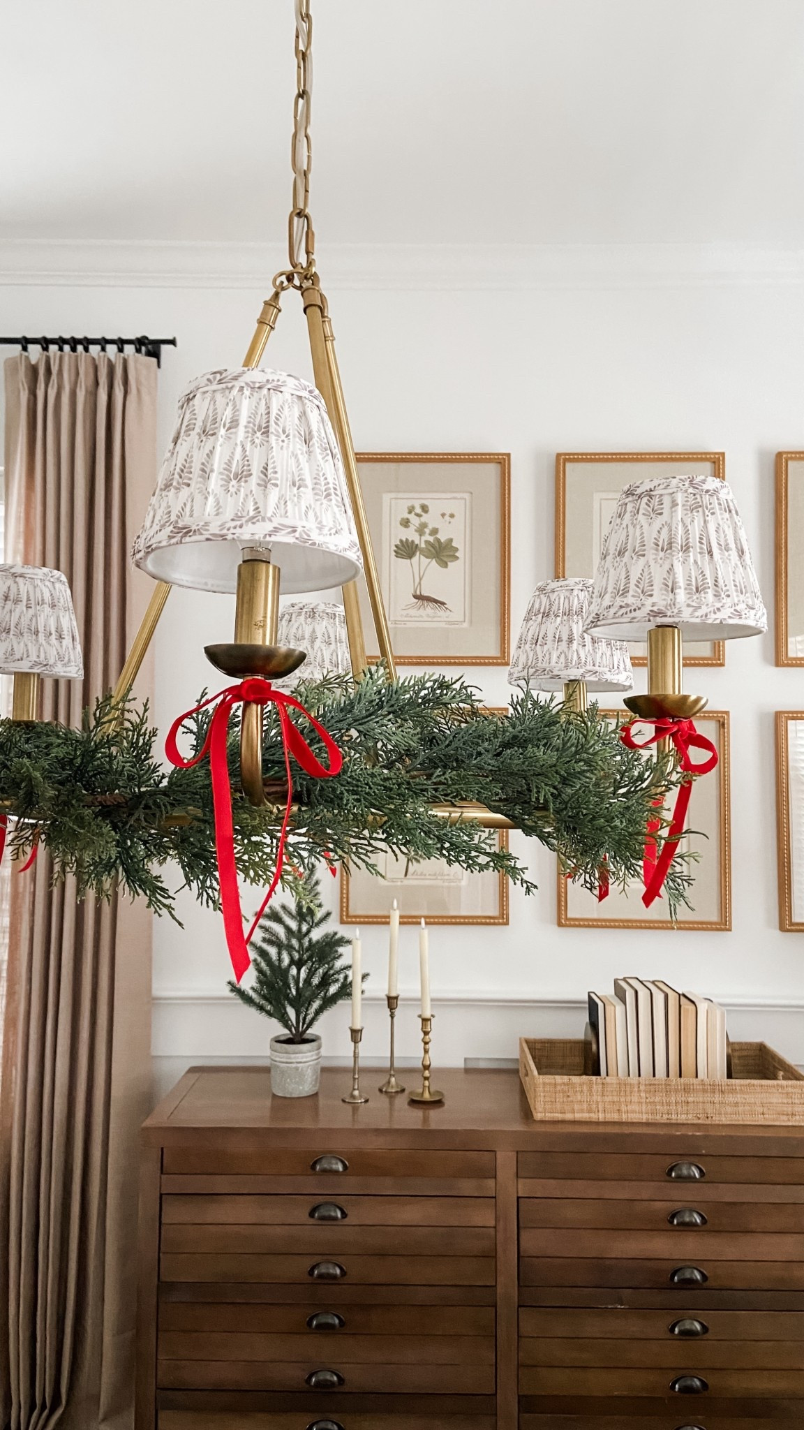 Simple & Festive Holiday Chandelier Decor ✨
#christmas #garland #velvetribbon #chandelier #christmasdecor #redandgreen #classicchristmas

#LTKHome #LTKHoliday