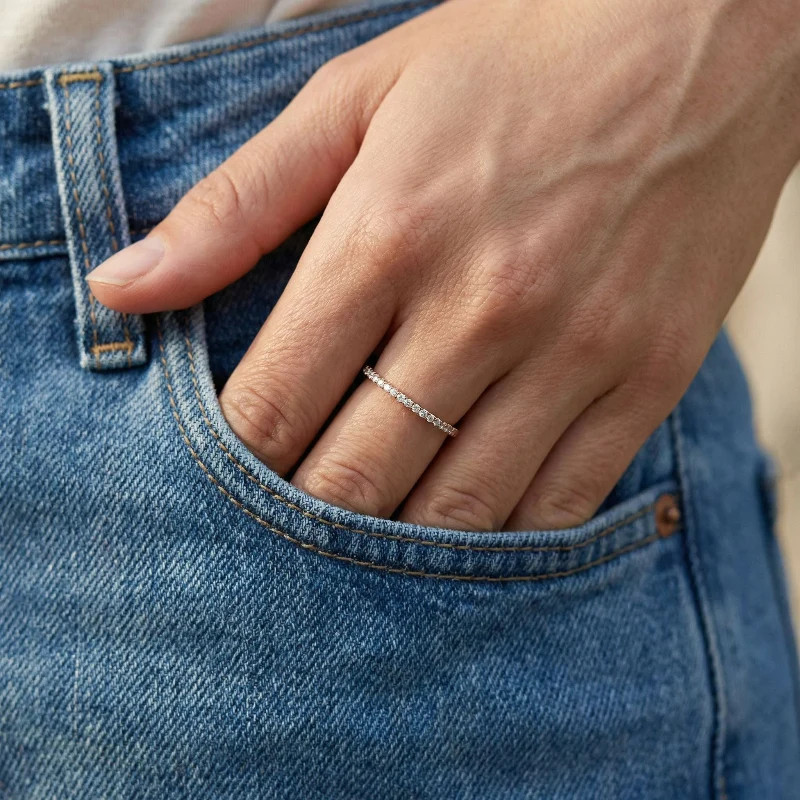 Petite Diamond Band Ring - 18K Gold | VS Clarity Natural Diamonds | Noémie