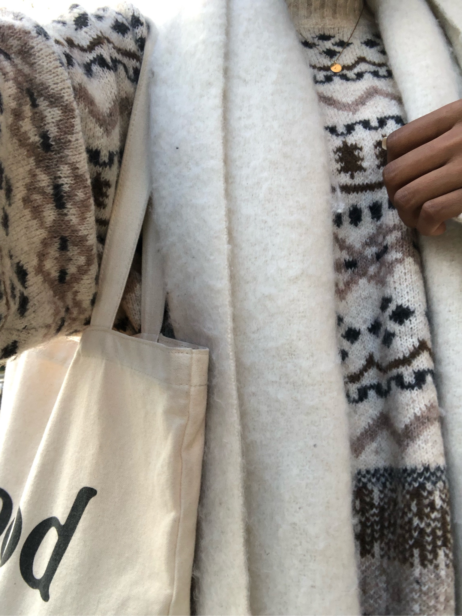 i will probably be wearing this all december 🤍
sweater -grey bandit
scarf - abercrombie
bag- madewell

#LTKGiftGuide #LTKCyberweek #LTKHoliday
