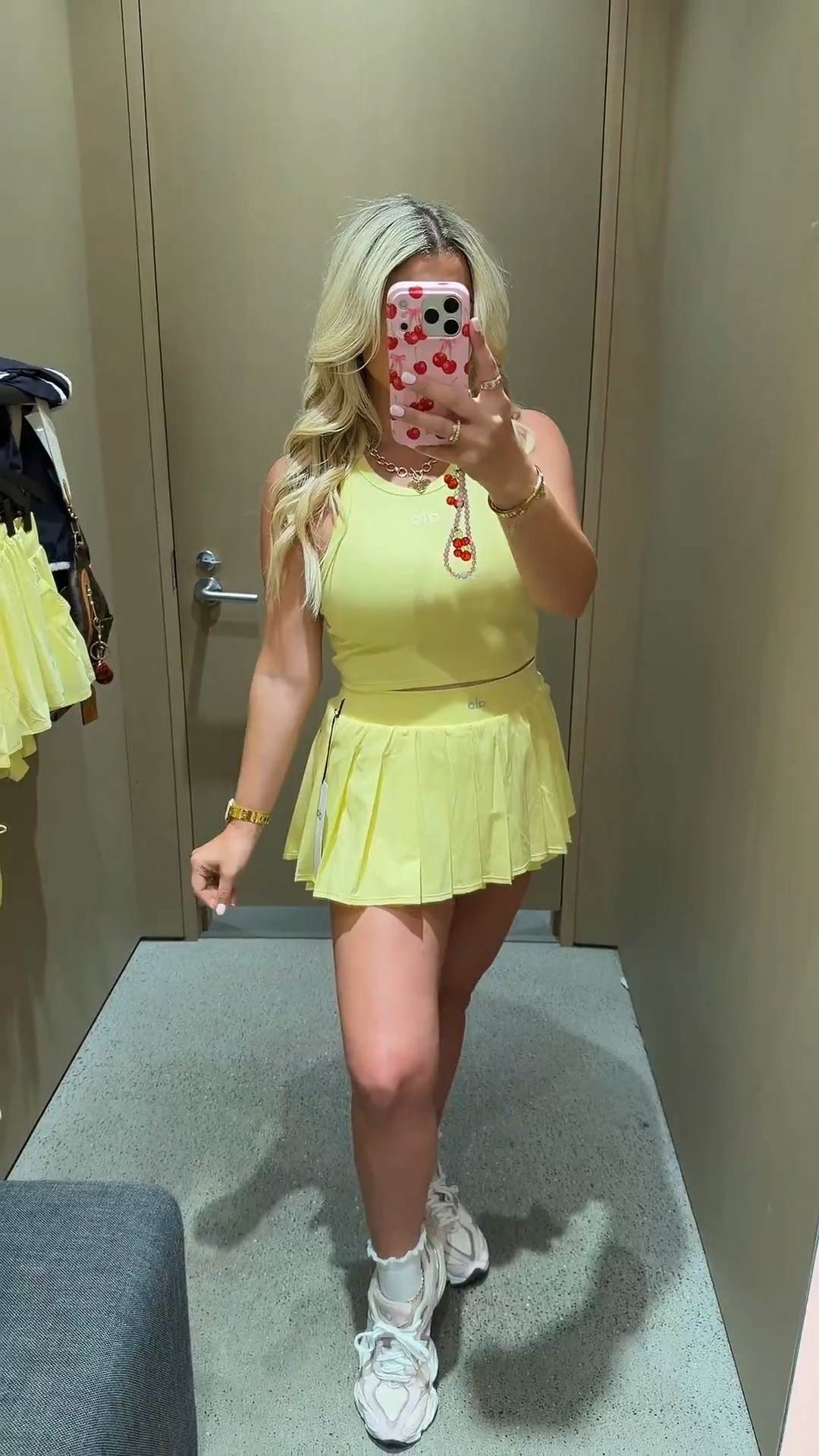 New Alo sunshine collection☀️
Size small
New balance tts