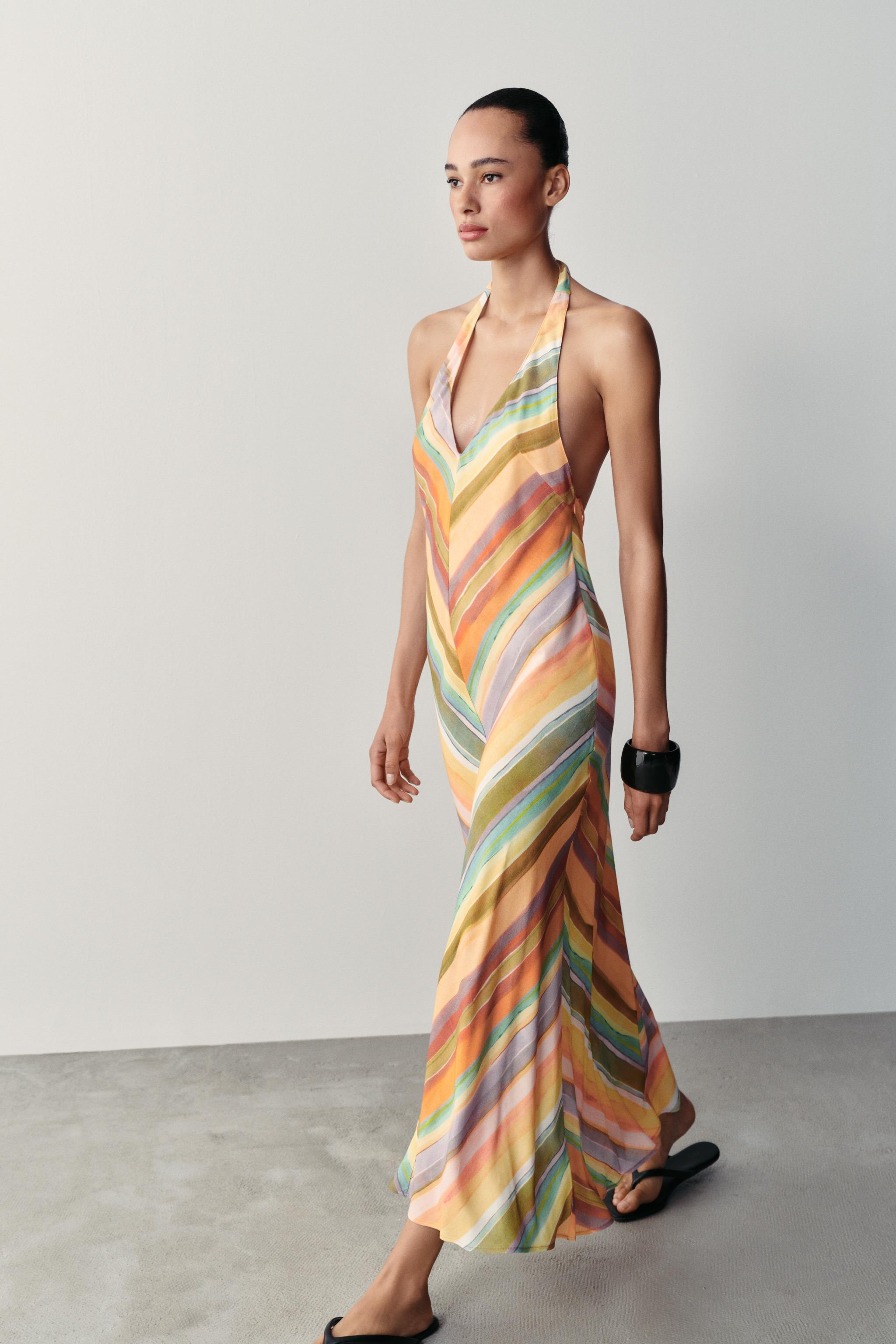 Gr\u00f6\u00dfe des Models: 179 cmKleid mit Neckholder-Ausschnitt, V-Ausschnitt und offenem R\u00... | Zara DE