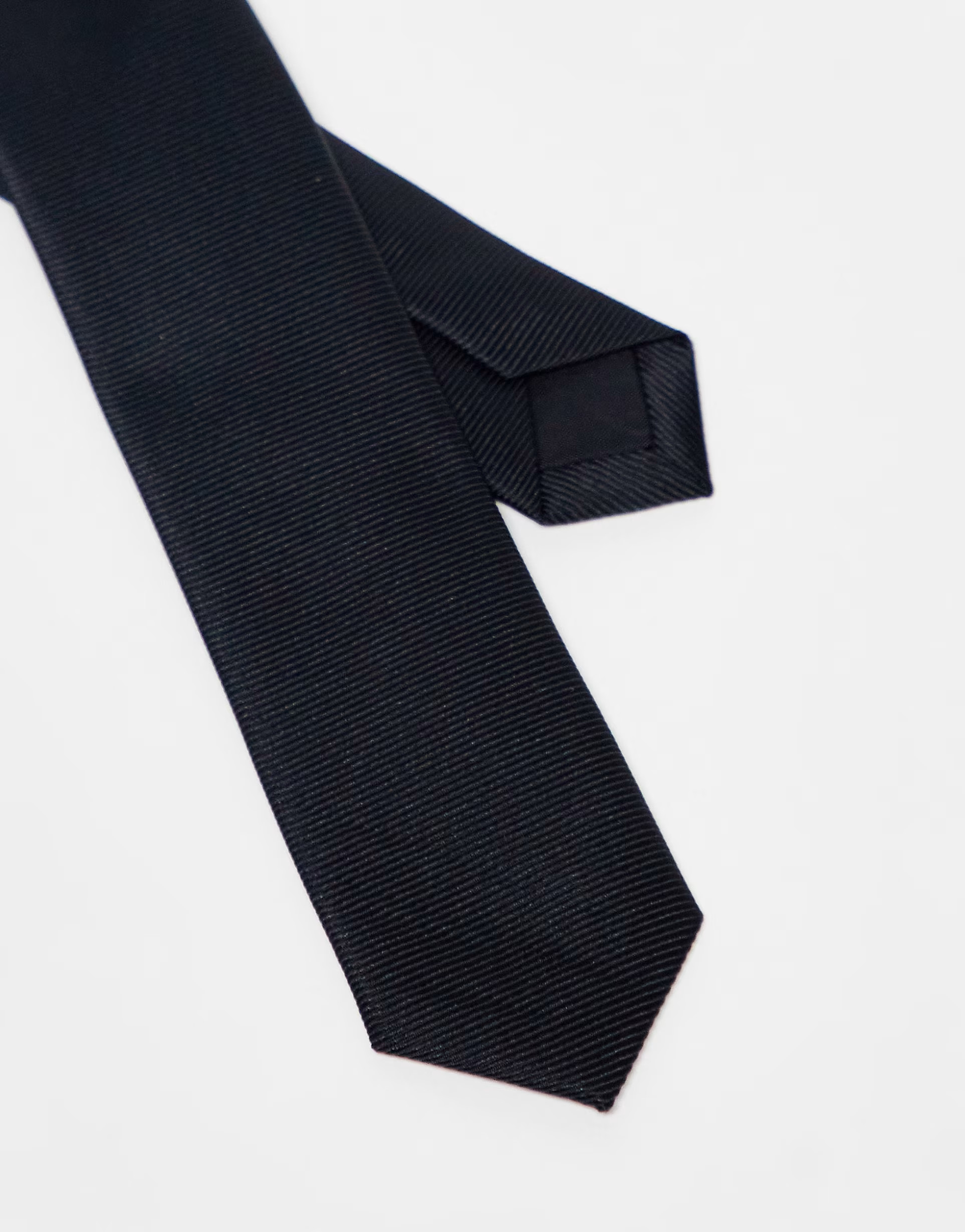 ASOS DESIGN – Schmale Krawatte aus Satin in Schwarz | ASOS (Global)