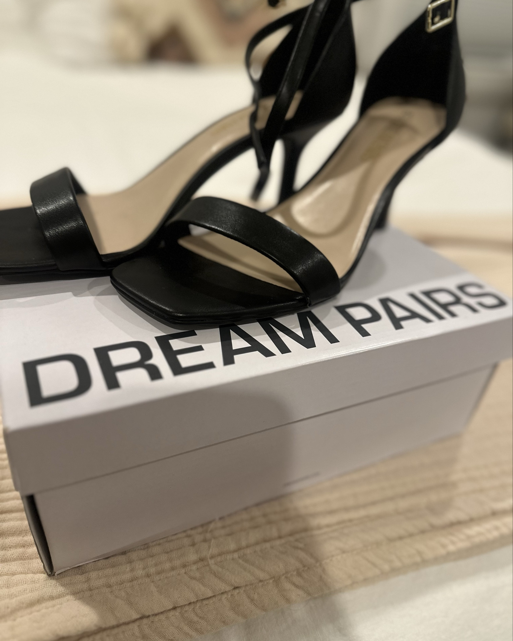 Son un must en todo vestidor. Van con todo y para todo! Les dejo estas que me súper gustan y tienen un precio excelente! #sandalias #shoes #closet #roalvarracin

#LTKMostLoved #LTKStyleTip