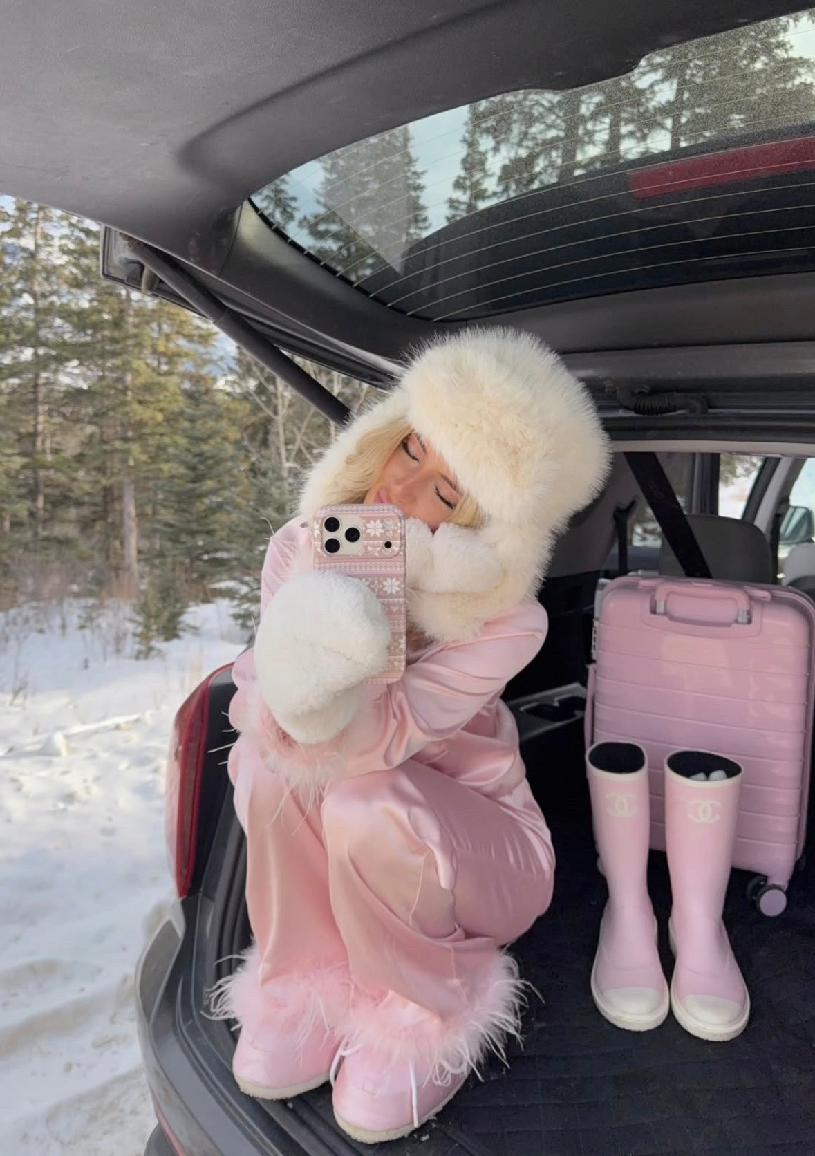 Winter pjs hehe 🎀❄️

Pink satin faux fur trim pj set, snow pjs, cute pjs for winter, girly pjs, girly pajama más

#LTKselfcare #LTKootd #LTKgrwm