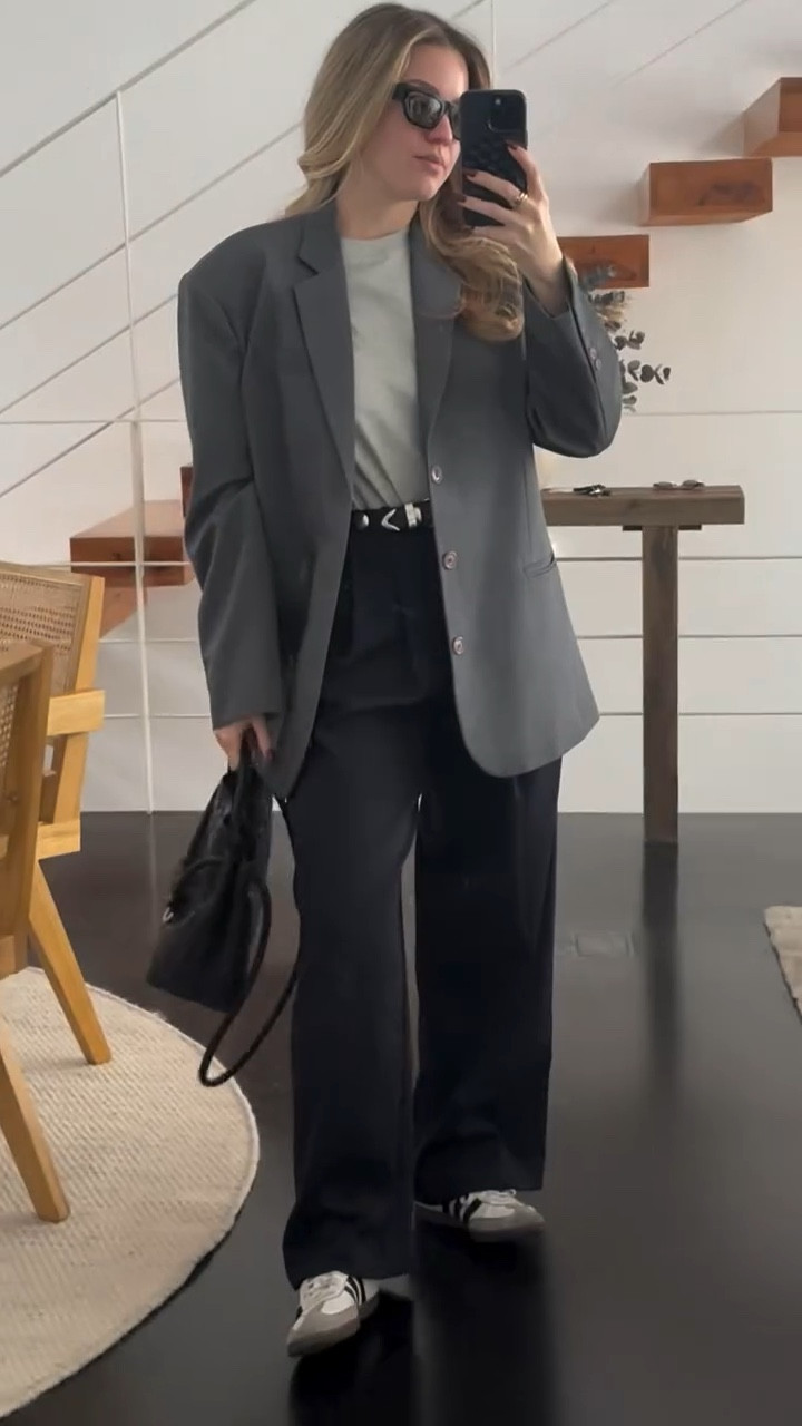 Espero que esta sea la prueba definitiva de que la sastrería con zapatillas no solo hace mas relajado un conjunto sastrero, sino que encima le da un toque hiper cool al look 😎
.
.
#ootd #outfitinspo #minimalstyle #suitstyle #outfitinspiration #dailystyle

#LTKeurope #LTKautumn #LTKstyletip