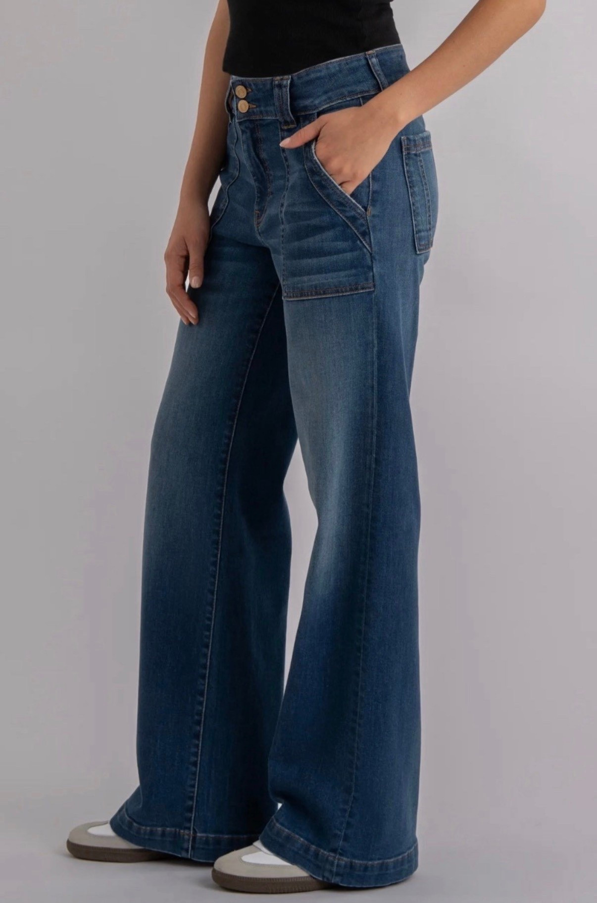 Utility pockets bring a retro look to these stretchy, full-length wide-leg jeans that refresh everyday outfits.

Jeans 
90s style jeans 