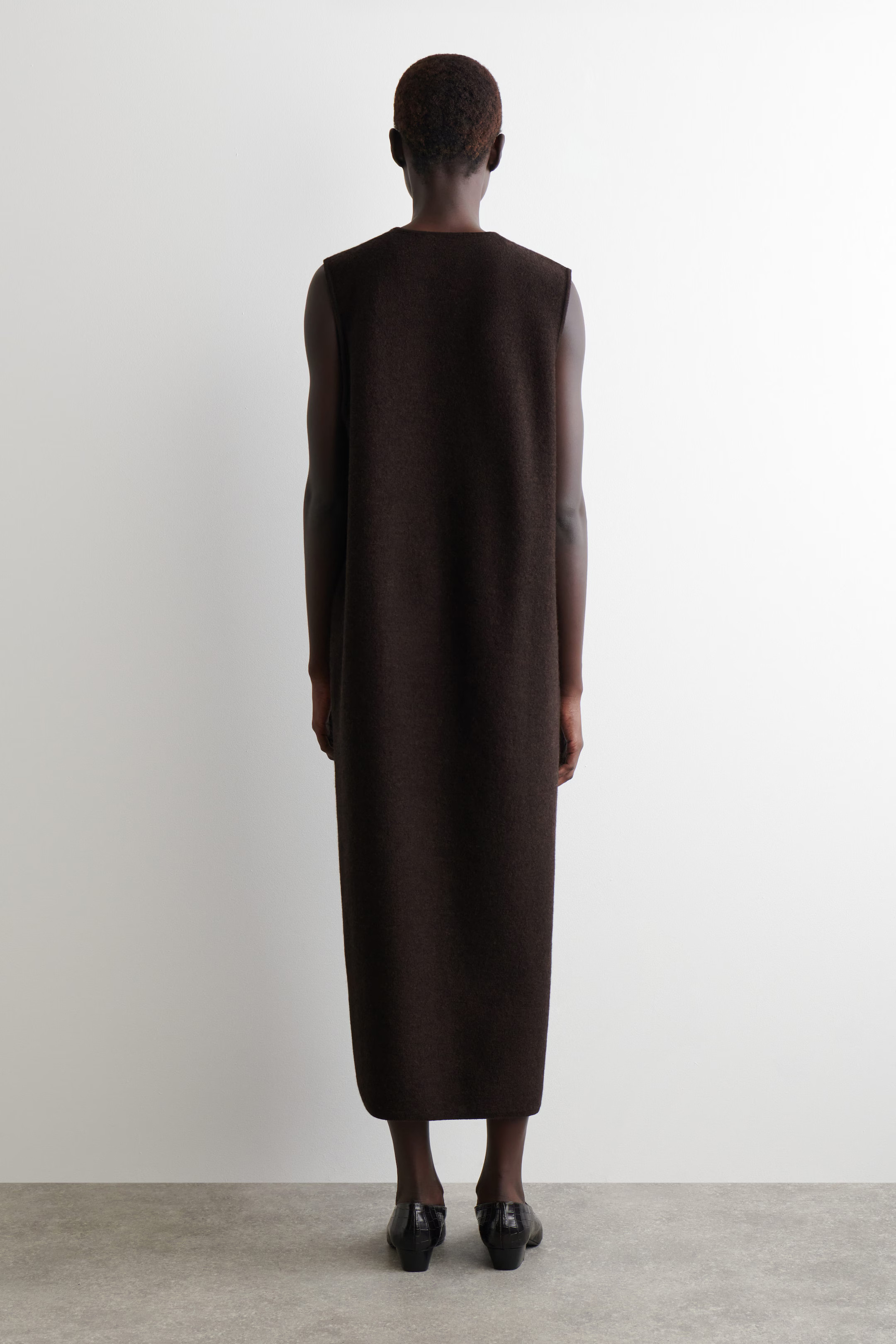 MIDIKLEID AUS GEKOCHTER WOLLE - DUNKELBRAUN | COS DE | COS (EU)