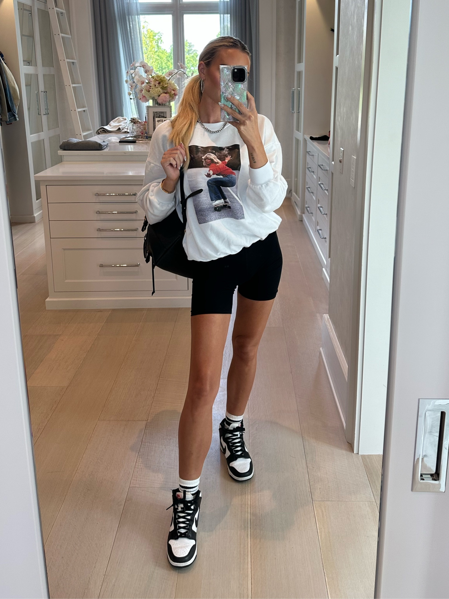 Headed to the hair salon today 🤍 

sneakers l sneaker outfit l sneakers inspo l vintage crewneck